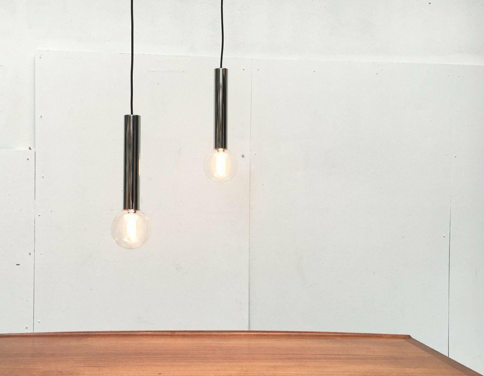 Lampes suspendues du célèbre fabricant Staff d'après un design de Motoko Ishii datant des années 70.

Un langage de conception simple avec une matérialité fantaisiste. Un long cylindre chromé à l'extrémité duquel se trouve une grosse boule de verre.