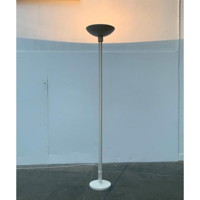 Lampada da terra minimalista di Cosack.

Un design semplice in un linguaggio minimalista. La lampada da terra è un classico proiettore da soffitto. Il paralume mostra la forma di una ciotola poco profonda. Lo stelo si risolve in tre aste individuali