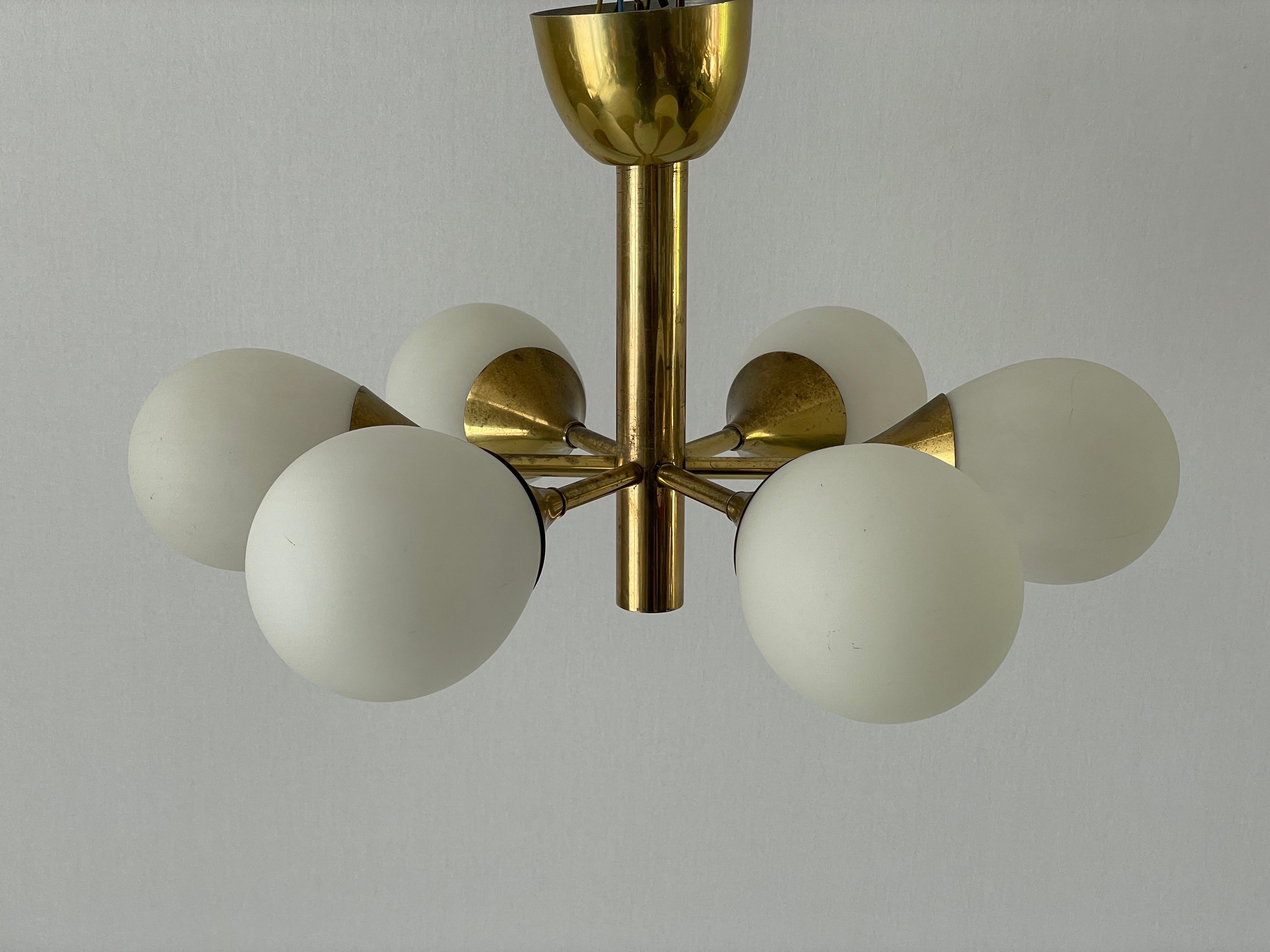 Space Age Lámpara de cristal y latón de 6 brazos de Kaiser Leuchten, años 70, Alemania

Lámpara colgante de diseño elegante y minimalista

La pantalla está en buen estado y muy limpia. 
Esta lámpara funciona con 6 bombillas E14. 
Con cable y apto