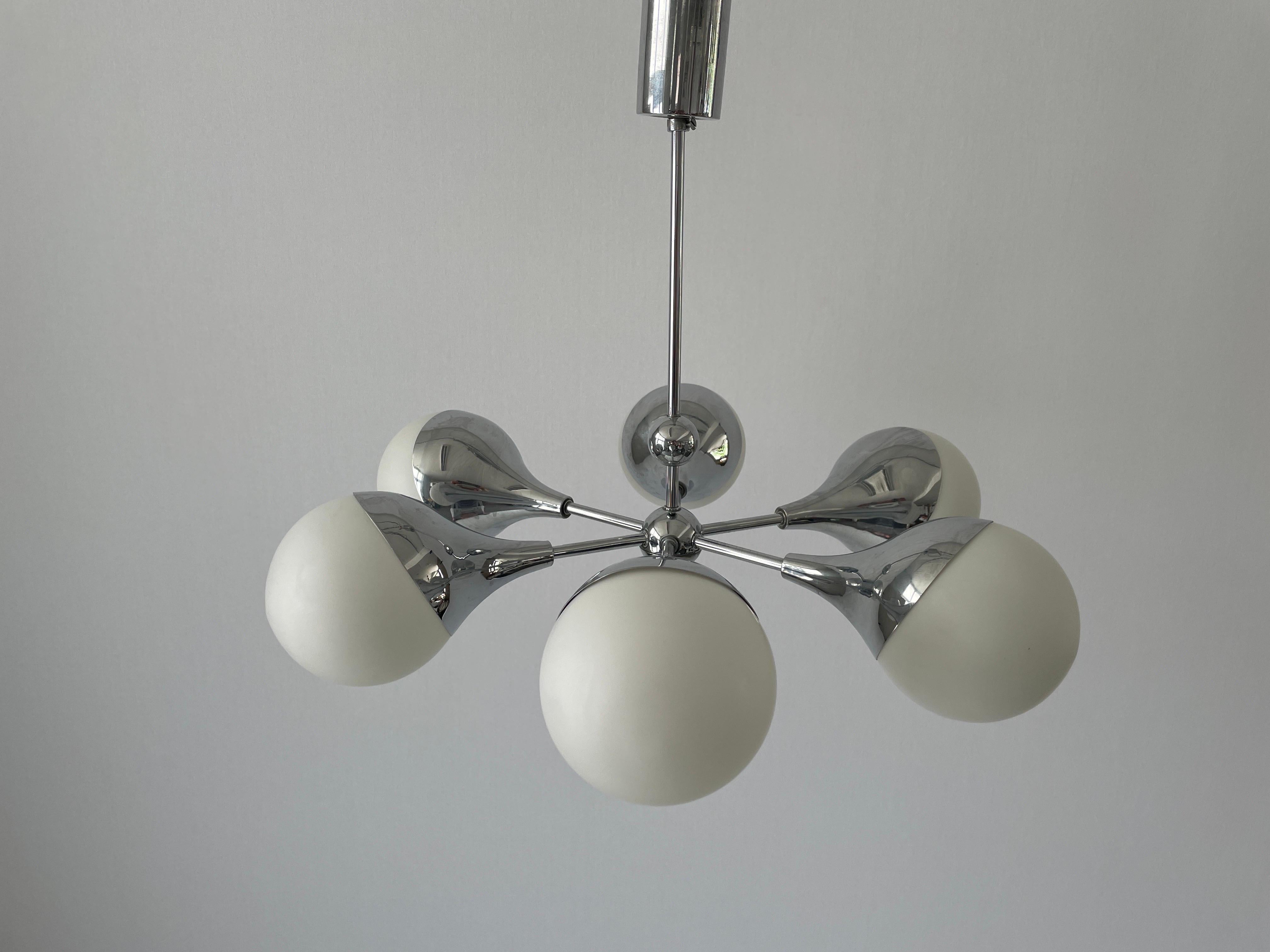 Space Age-Kronleuchter aus Glas und Chrom mit 6 Armen von Kaiser Leuchten, 1970er Jahre, Deutschland

Elegante Hängelampe mit minimalem Design

Der Lampenschirm ist in gutem Zustand und sehr sauber. 
Diese Lampe funktioniert mit 6x E14 Glühbirnen.