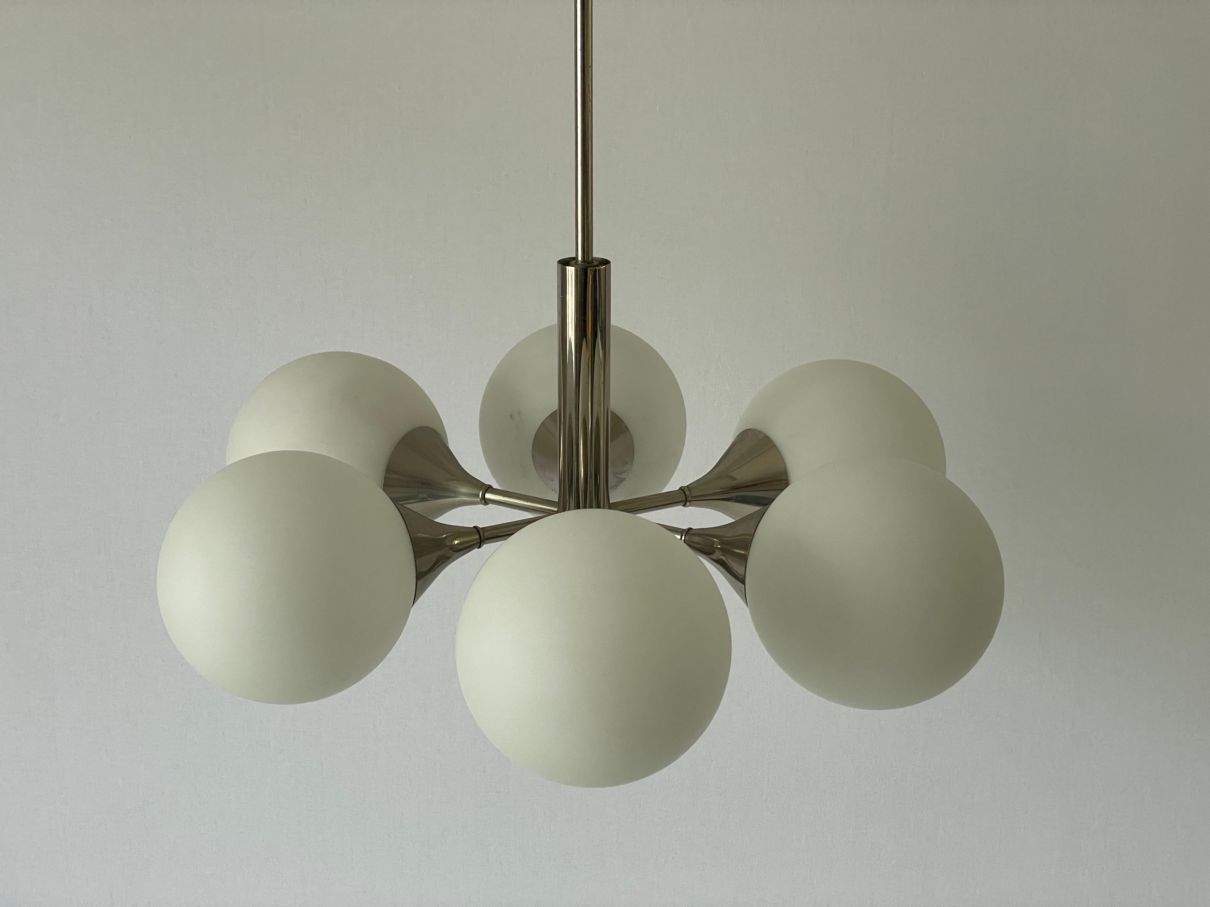 Space Age Lámpara de cristal y cromo de 6 brazos de Kaiser Leuchten, años 70, Alemania

Lámpara colgante de diseño elegante y minimalista

La pantalla está en buen estado y muy limpia. 
Esta lámpara funciona con 6 bombillas E14. 
Con cable y apto