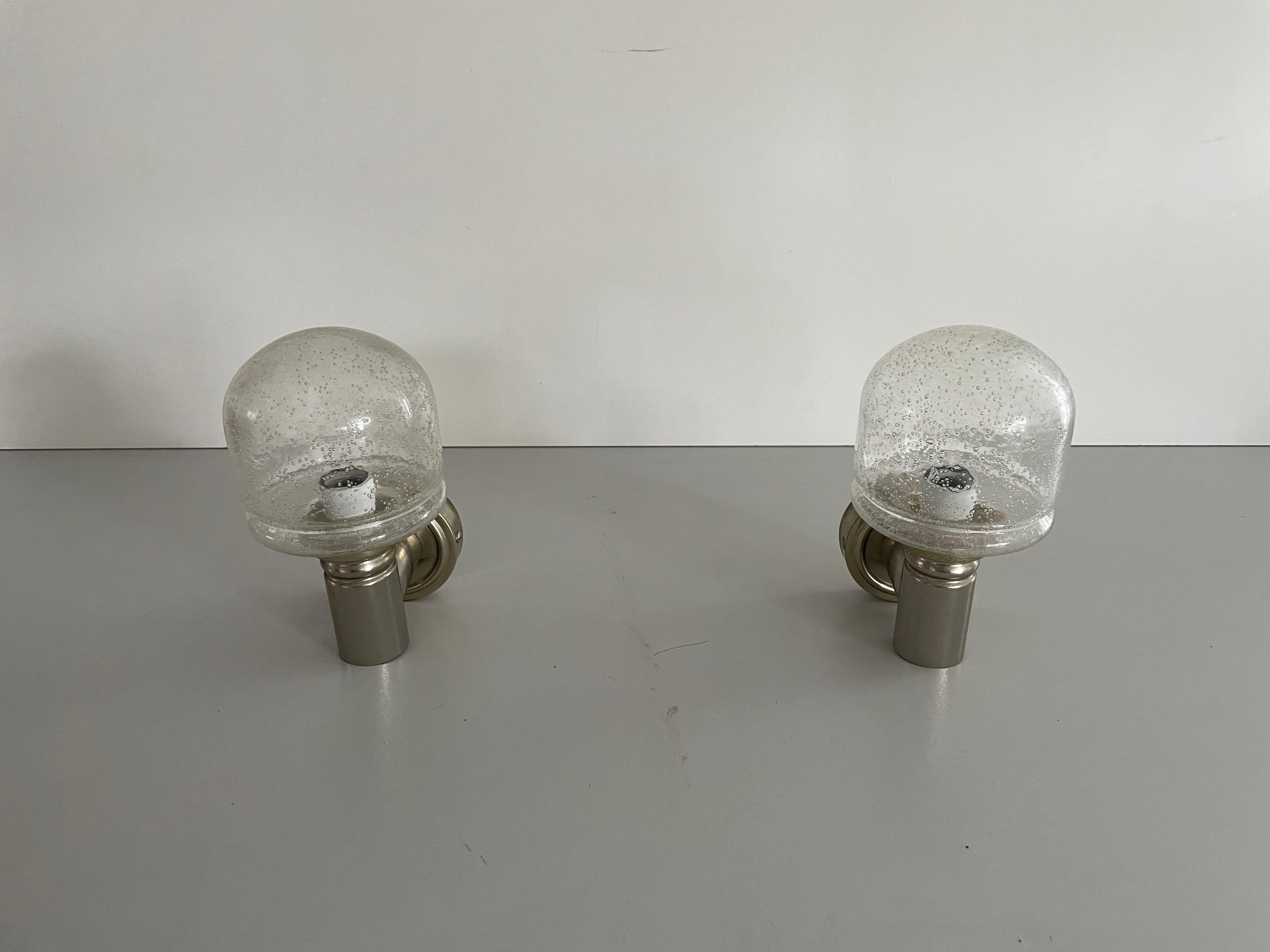 Paire d'appliques en verre et métal de Space AGE par N Leuchten, années 1960, Allemagne

Lampes murales élégantes et rares de haute qualité.

Les lampes sont en très bon état.
Usure correspondant à l'âge et à l'usage.

Ces lampes fonctionnent avec