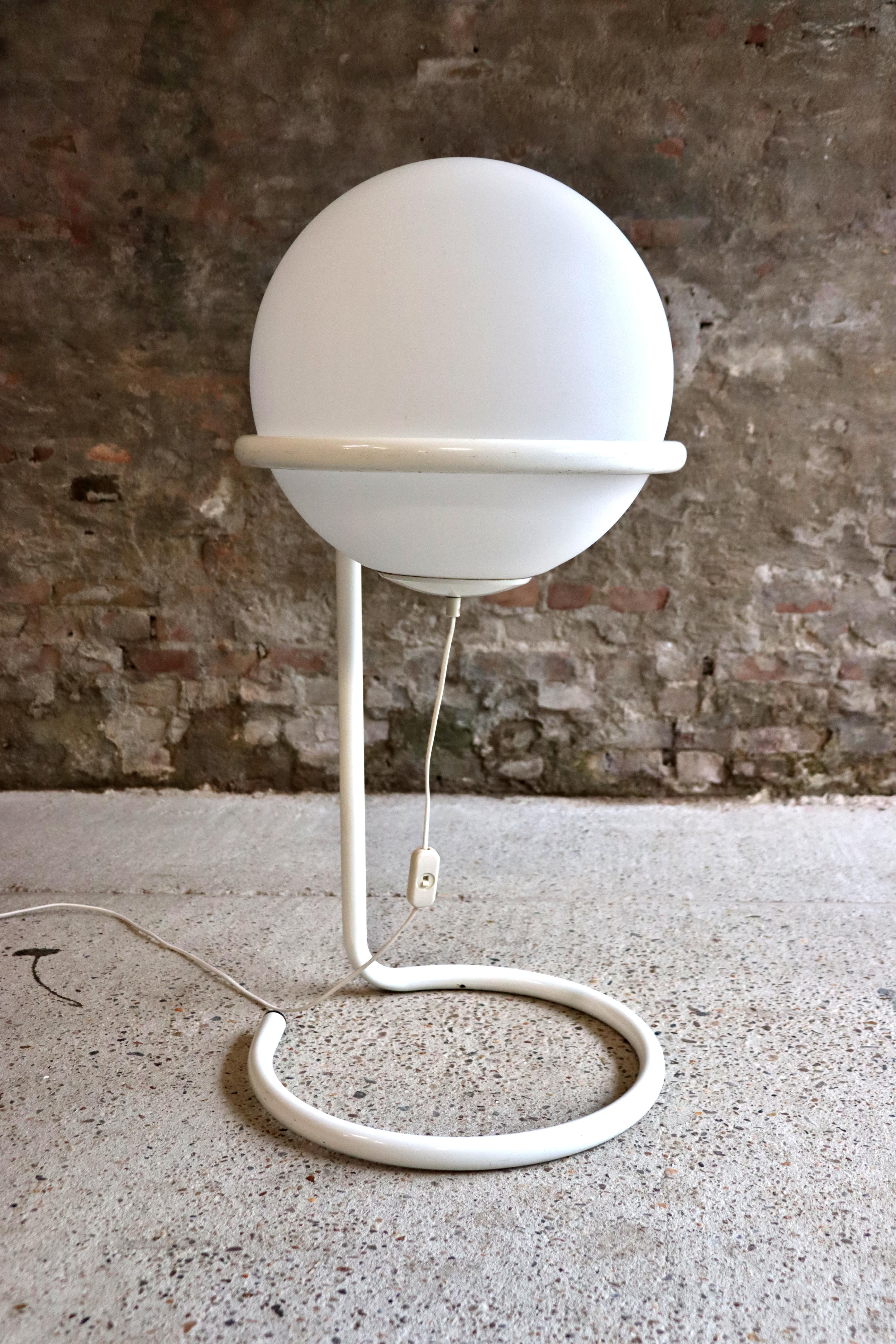 This awesome globe lamp has the typical space age vibe. It has an big frosted glass ball and beautifully simple designed frame. The metal tubular frame consists of 1 piece, with the upper circle being the support for the sphere and the lower one