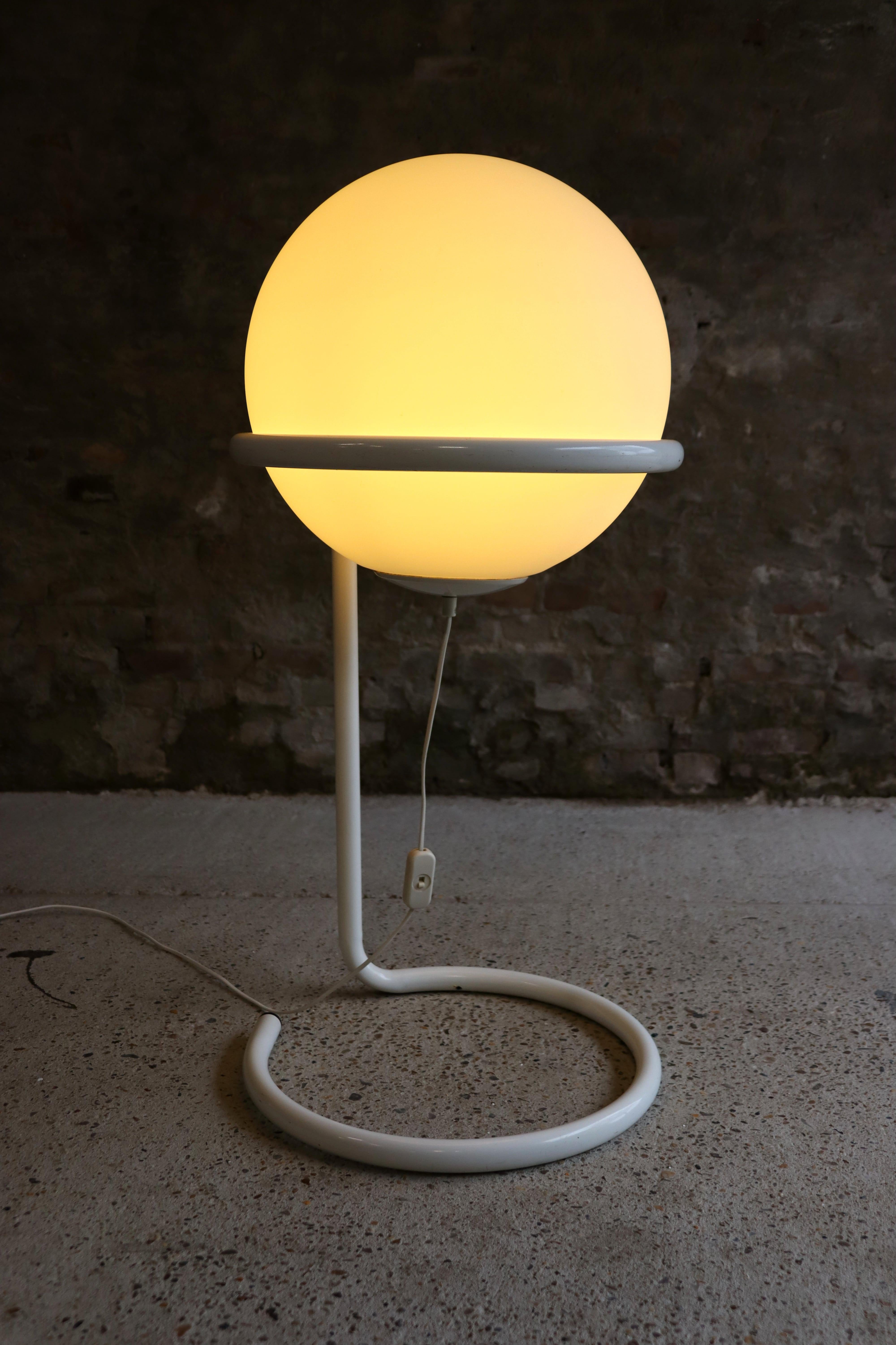 Space age – Globe Floor Lamp – Frosted glass – 1970s In Good Condition For Sale In NIEUWKUIJK, NB