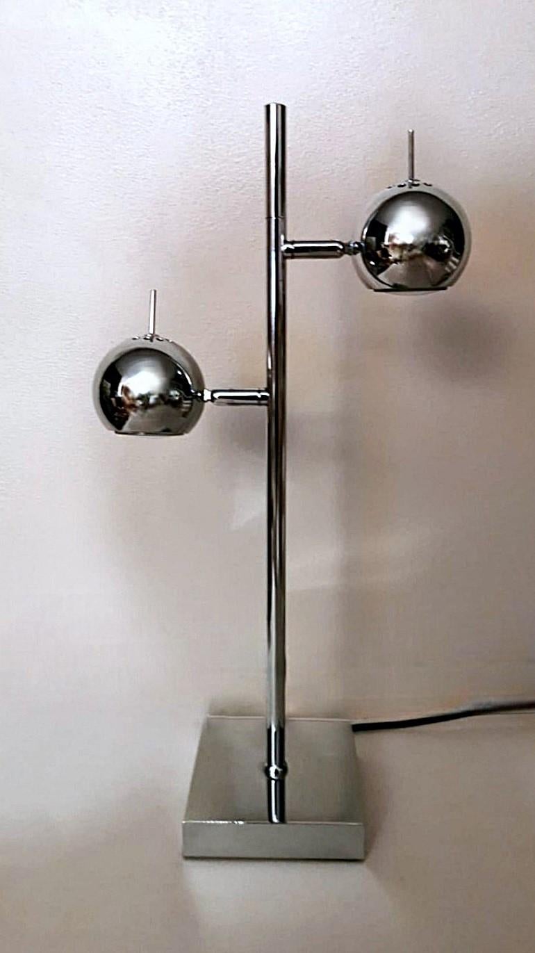 Te invitamos a que leas la descripción completa, ya que nos esforzamos por proporcionarte información técnica e histórica detallada para garantizar la autenticidad de nuestros artículos.
Esta icónica lámpara de mesa de metal cromado presenta una