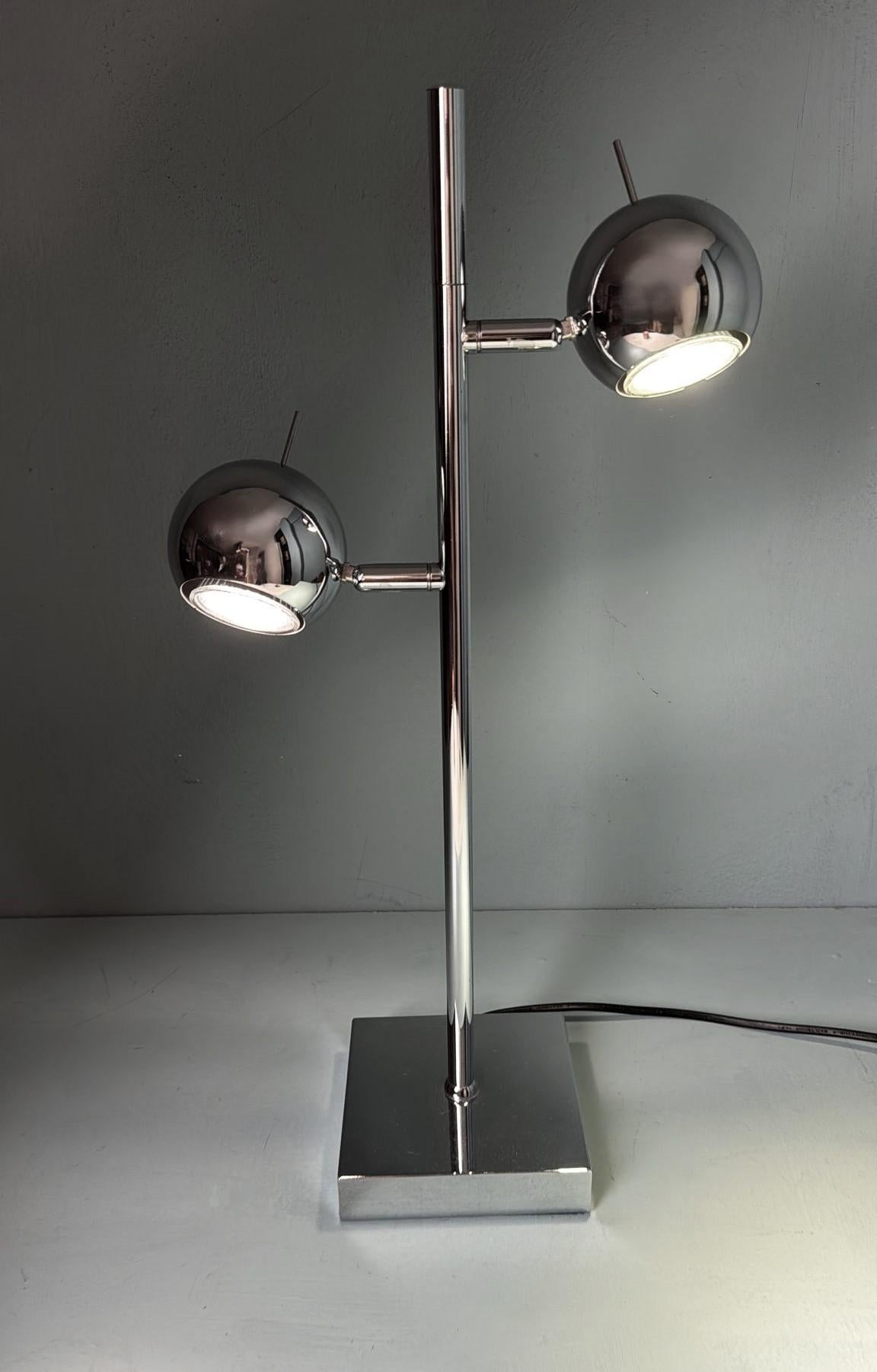 La Era Espacial  Lámpara de mesa italiana de metal cromado estilo Goffredo Reggiani siglo XX en venta