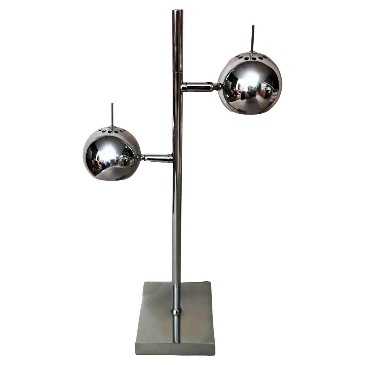 A Space Age  Lampada da tavolo in metallo cromato in stile italiano Goffredo Reggiani