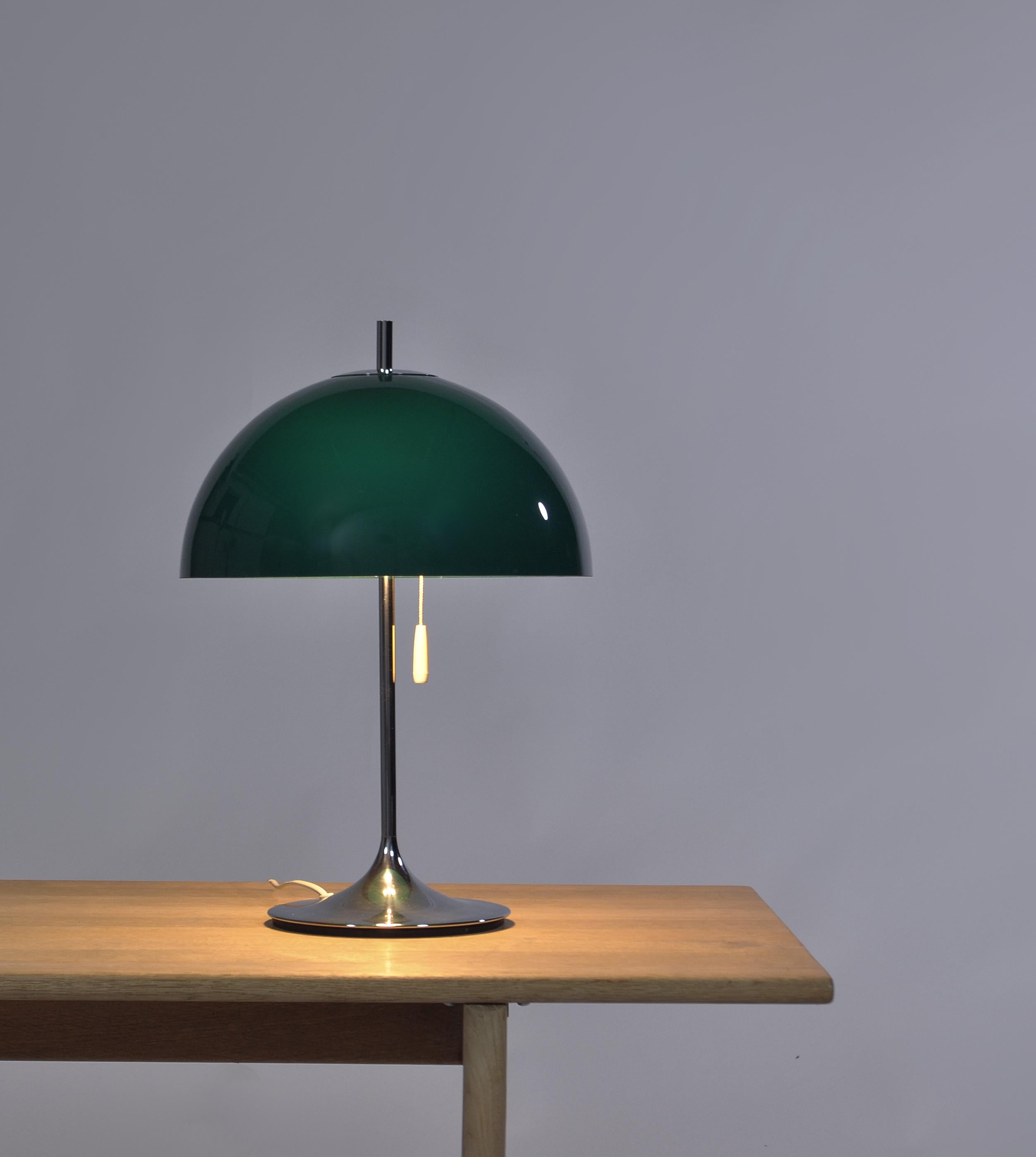 Cool Danish desk lamp from the late 1960s by Frank J. Bentler. The tulip shape base is chrome-plated and the shade is green acrylic. Two-light sources and original switch.