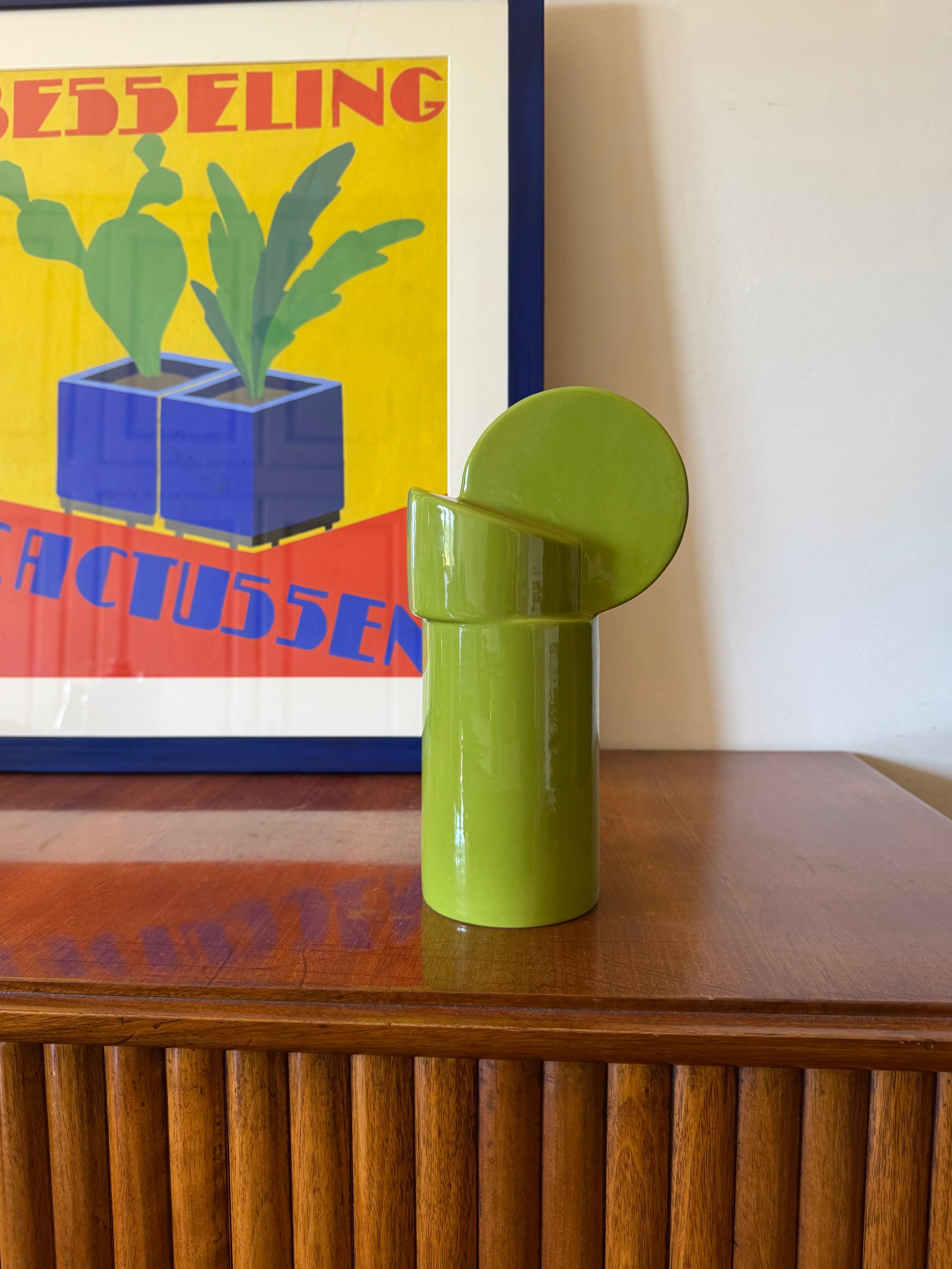 Vase en céramique de l'ère spatiale conçu par Pietro Arosio

Parravicini Italie vers 1960

Étiquette sous la base.

H 28 cm - 17 × 11 cm

État : excellent, conforme à l'âge et à l'utilisation.