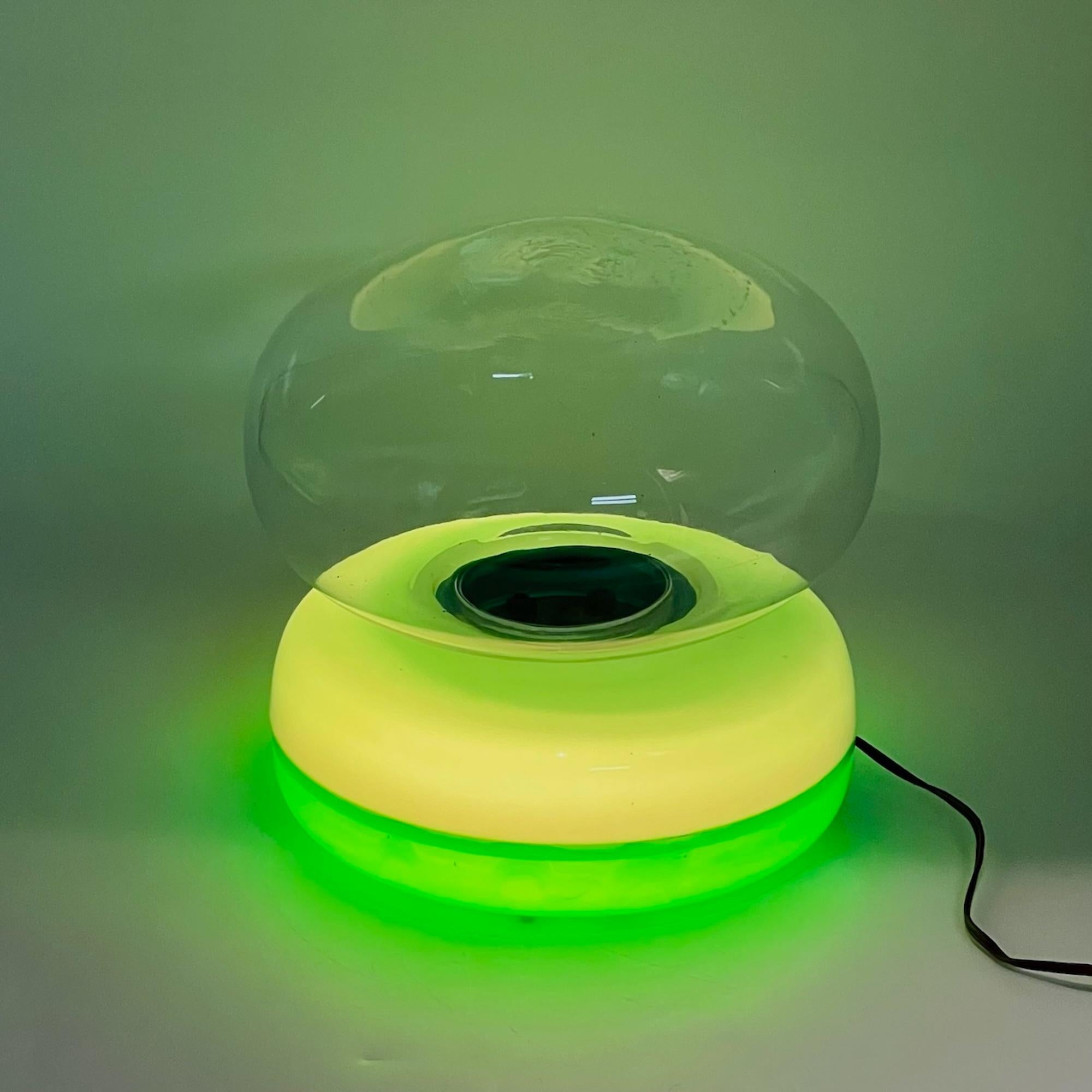Space Age Green Flying Saucer Table Lamp with Glass Bowl, Italy 1970s For Sale 1