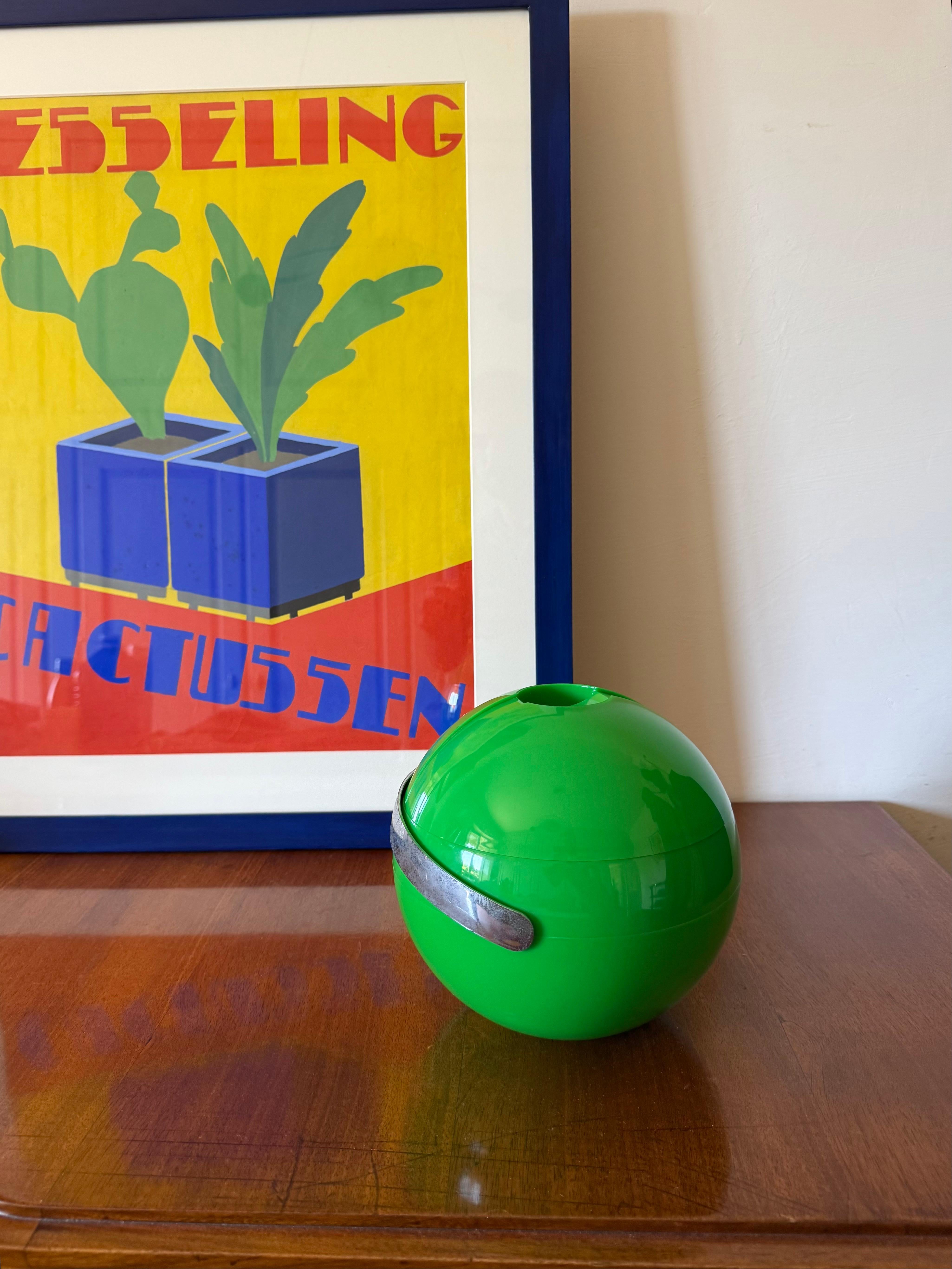 Space age green plastic Ice Bucket

Guzzini Italy, 1970s

Manufacture's logo

H 20 × 20 cm diam.

Conditions: excellent consistent with age and use.