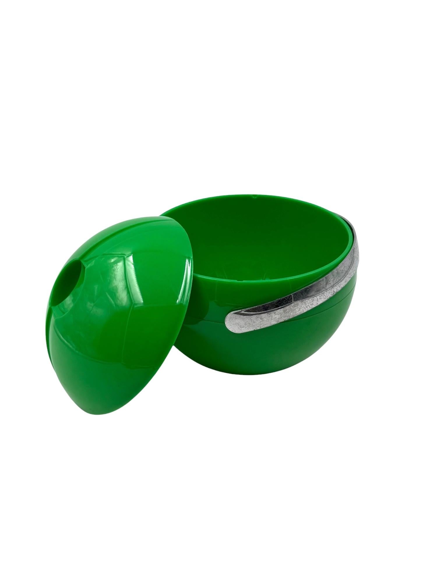 Space age green Ice Bucket, Guzzini Italy, ca. 1970s For Sale 2