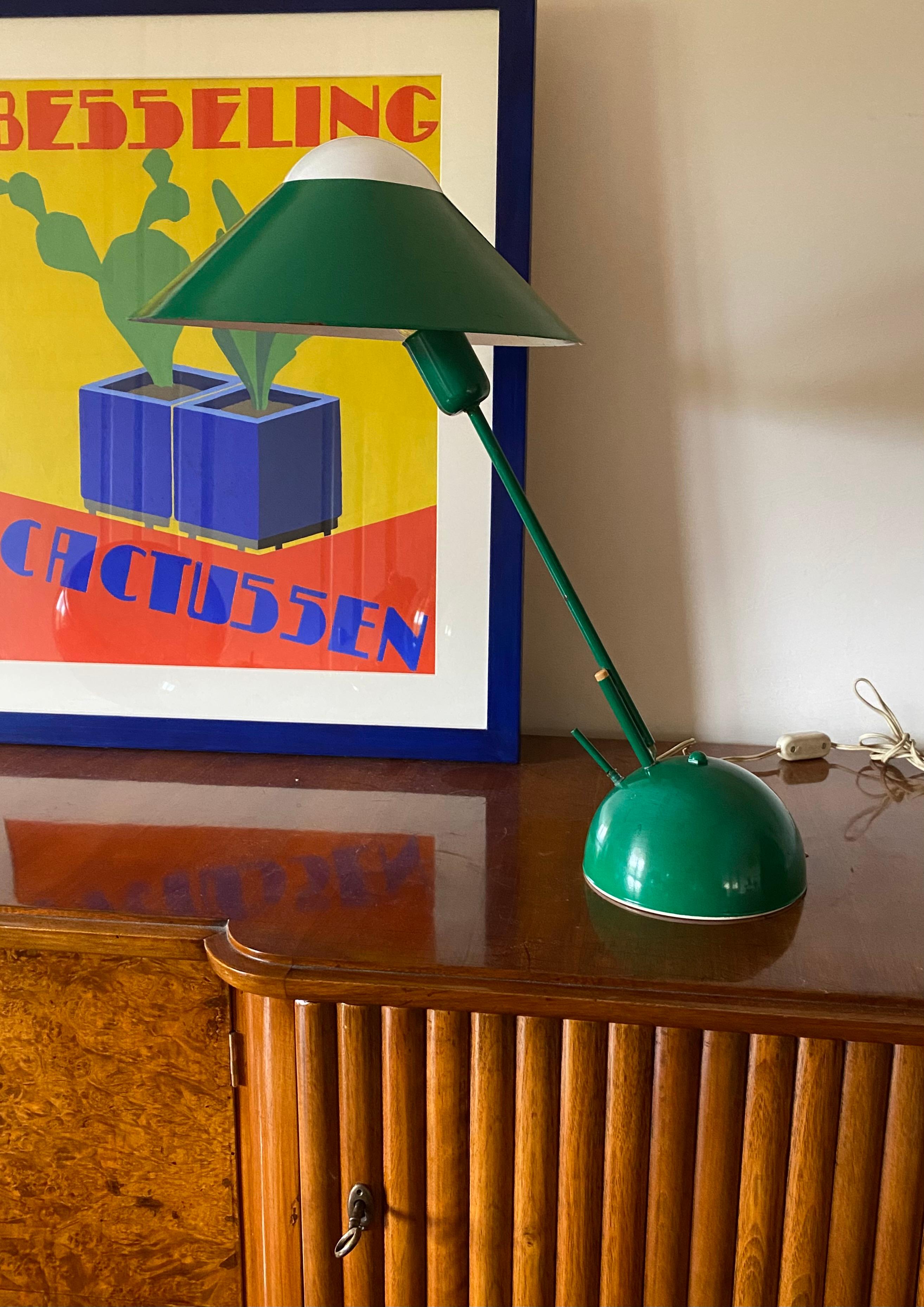 Lampe de table verte de l'ère spatiale

Italie, années 1970

Aluminium laqué

Le bras de la lampe peut être placé dans deux positions différentes.

H 55 cm x 35 cm

Conditions : excellentes, en conditions de travail.