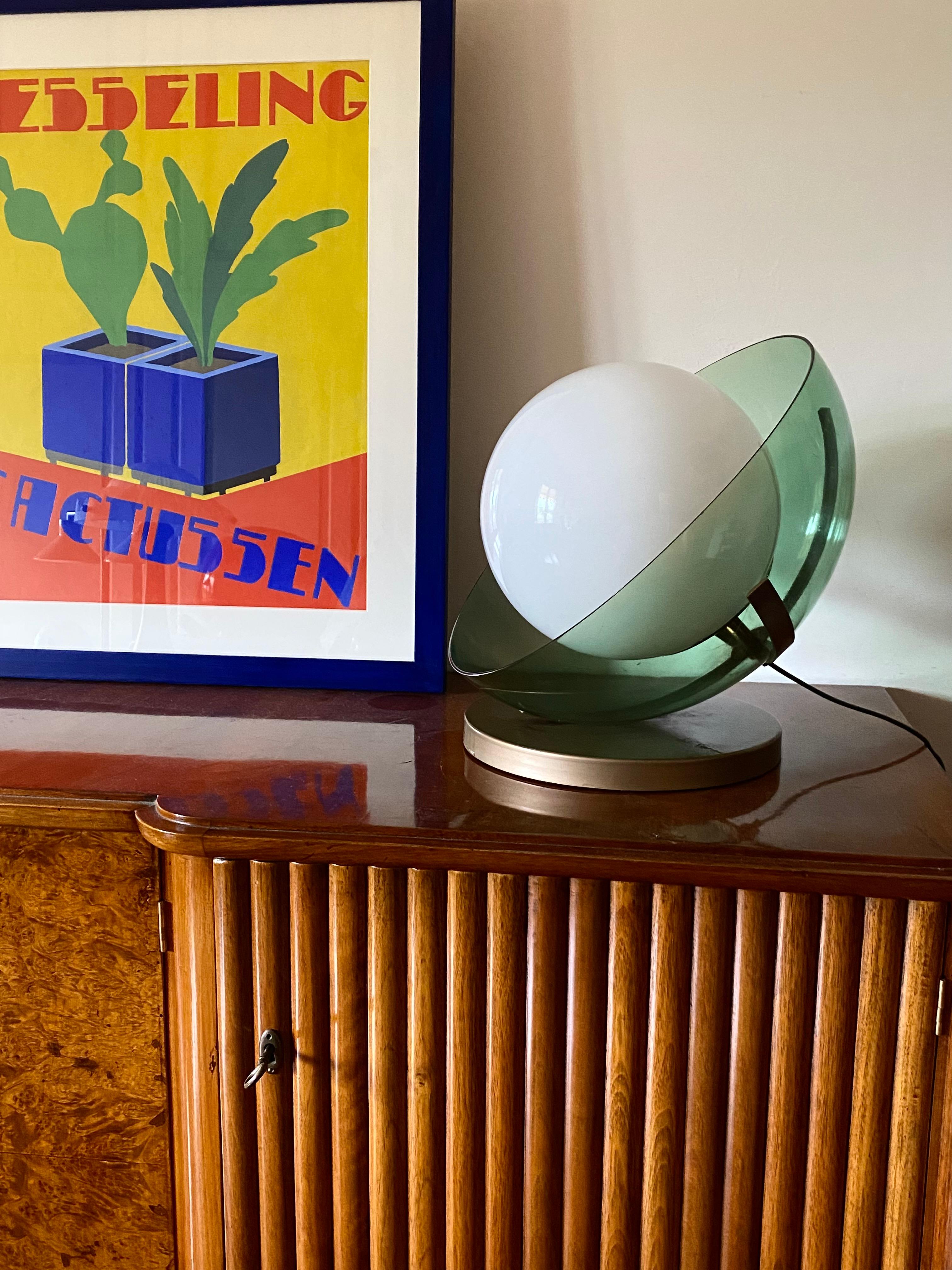 Lampe de table verte de l'ère spatiale 

Attribué à Stilux Milan, Italie, années 1970

Aluminium, verre opalin, acrylique, laiton

H 37 × 36 cm

État : excellent, conforme à l'âge et à l'utilisation.