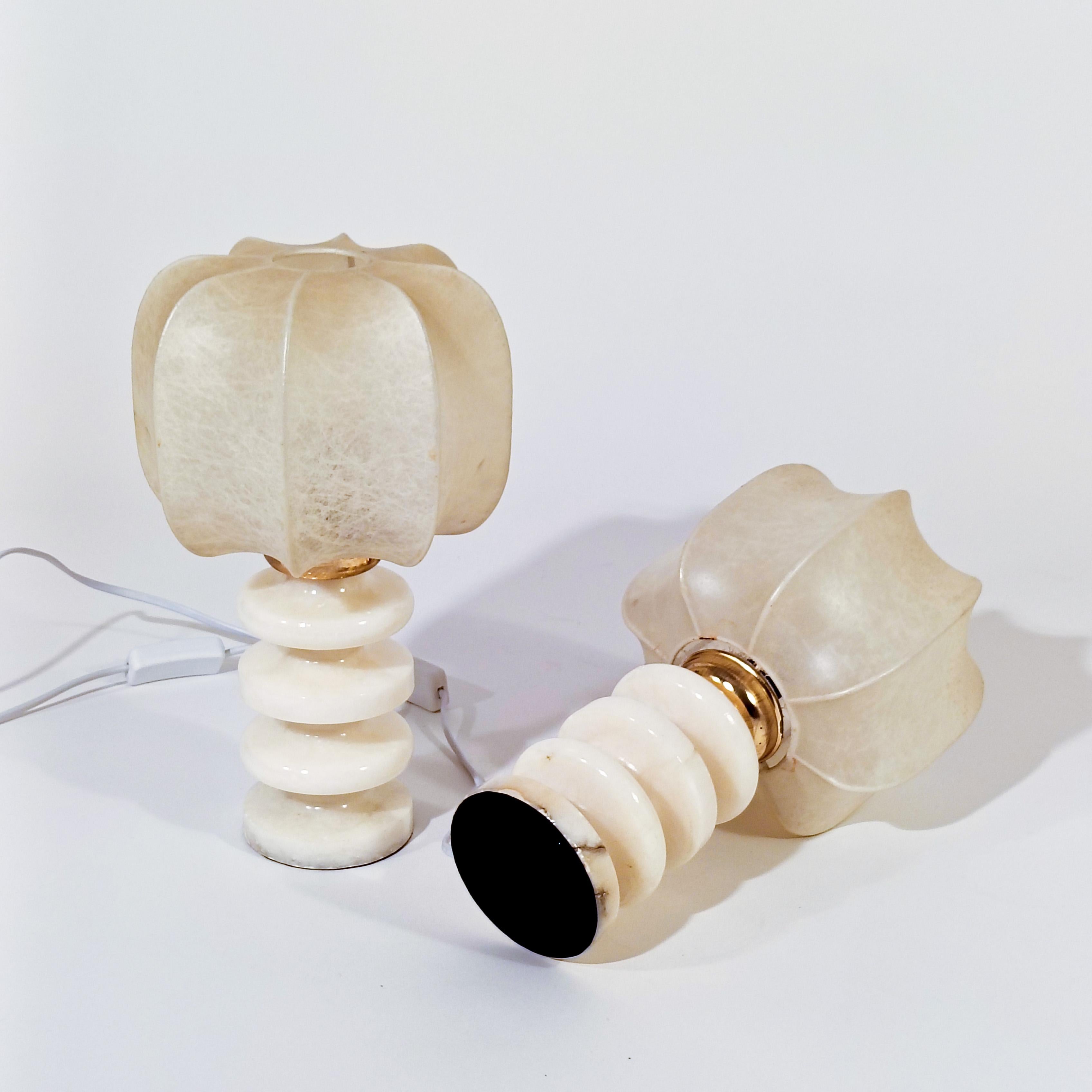 Cocoon resin. Space Age hand-crafted table lamps, Italy, 1970s en venta 3