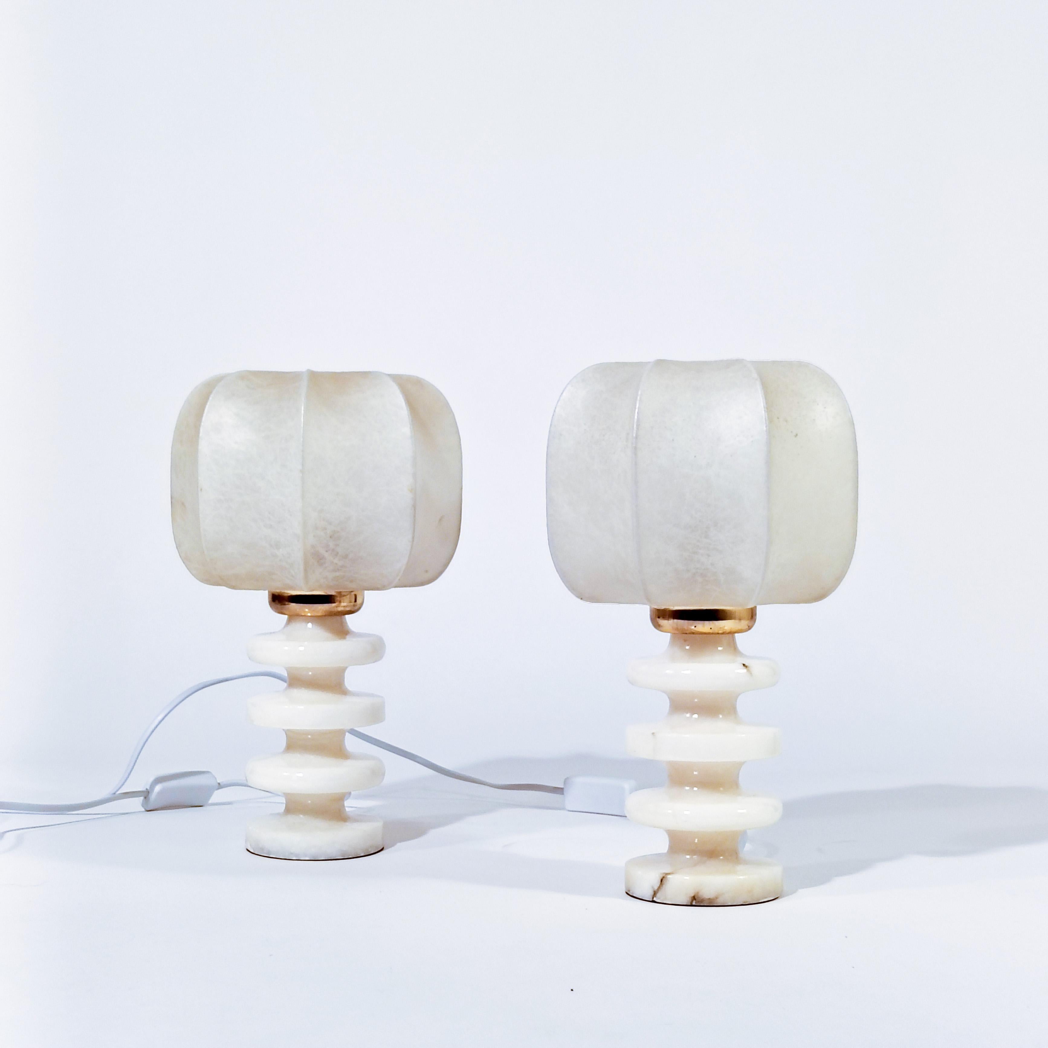 Brutalist style and Space Age style table lamps, Italy, 1970s. Composed of hand-carved, turned and varnished veined alabaster bases, and lampshades made of a metal structure covered with Cocoon resin, offering a soft and warm light effect through