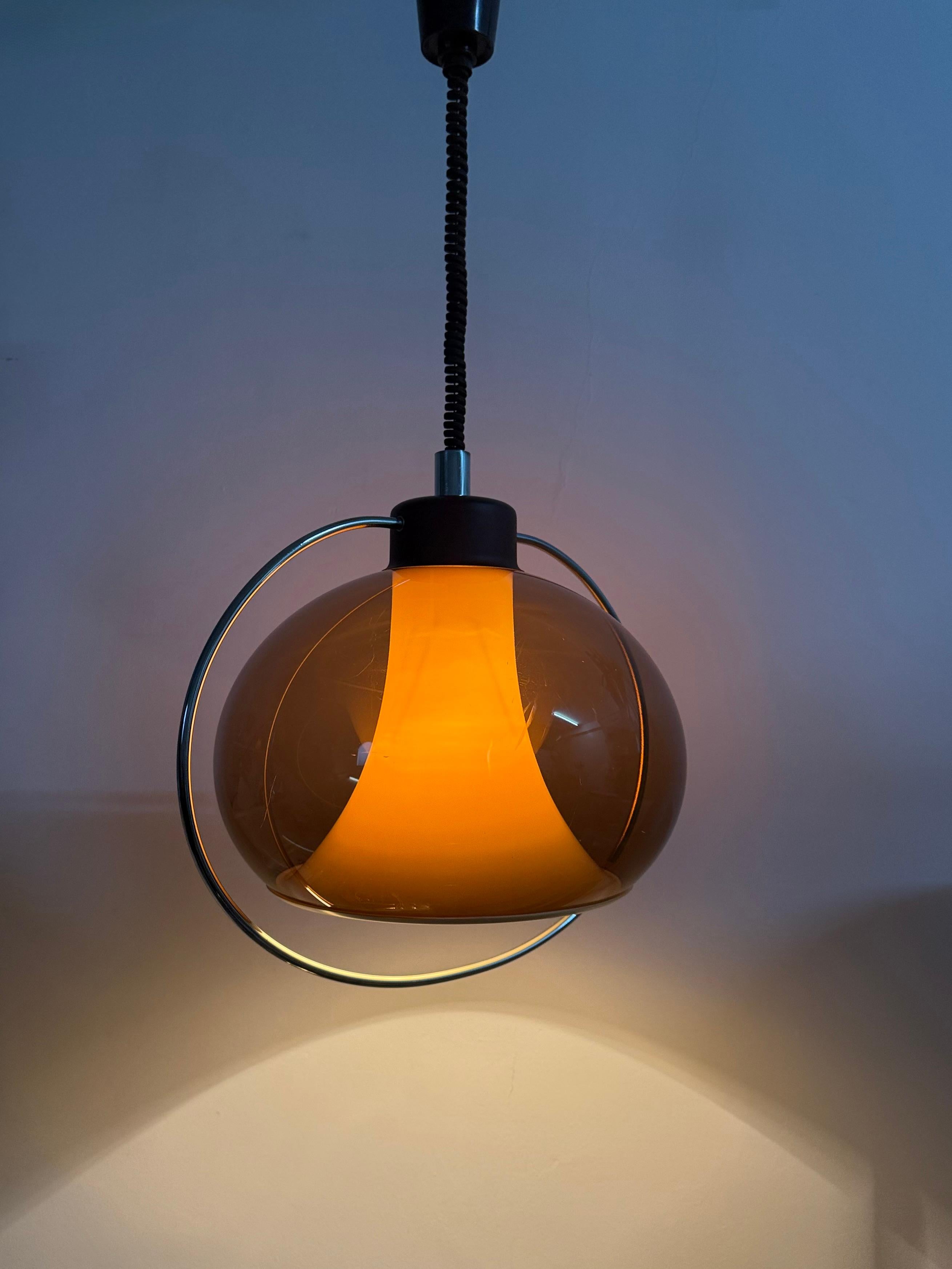 Lampe suspendue de l'ère spatiale , 1970

Dimensions : 50 cm Largeur ,  34cm de profondeur, 90cm de hauteur -150cm de hauteur
Condit : Plastique, métal
Couleur : marron