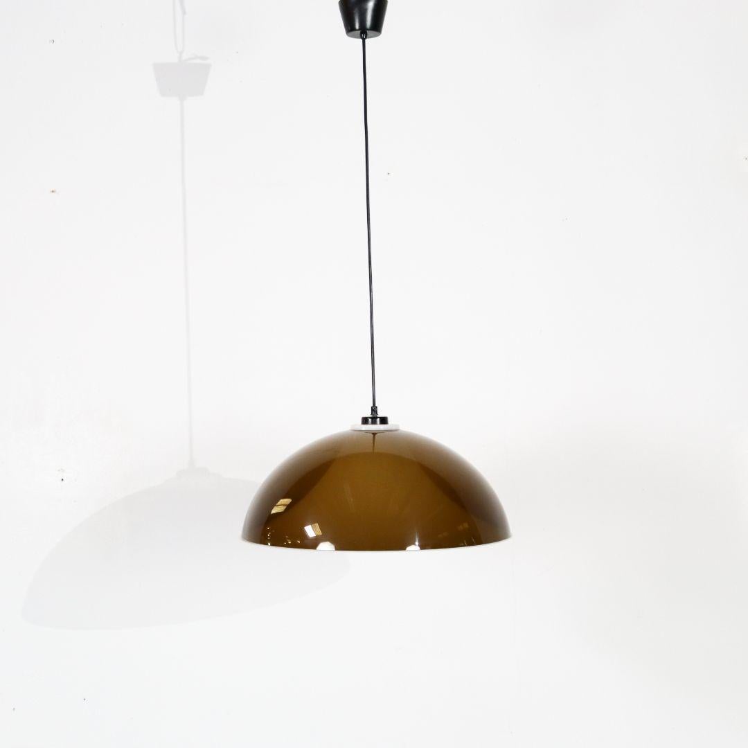 A large plastic Space Age pendant lamp with a diameter of 55 cm. This model also exists as a floor lamp and is attributed to Elio Martinelli for Artimeta, Netherlands, from the 1960s/1970s. When the lamp is on, a beautiful effect is created by the