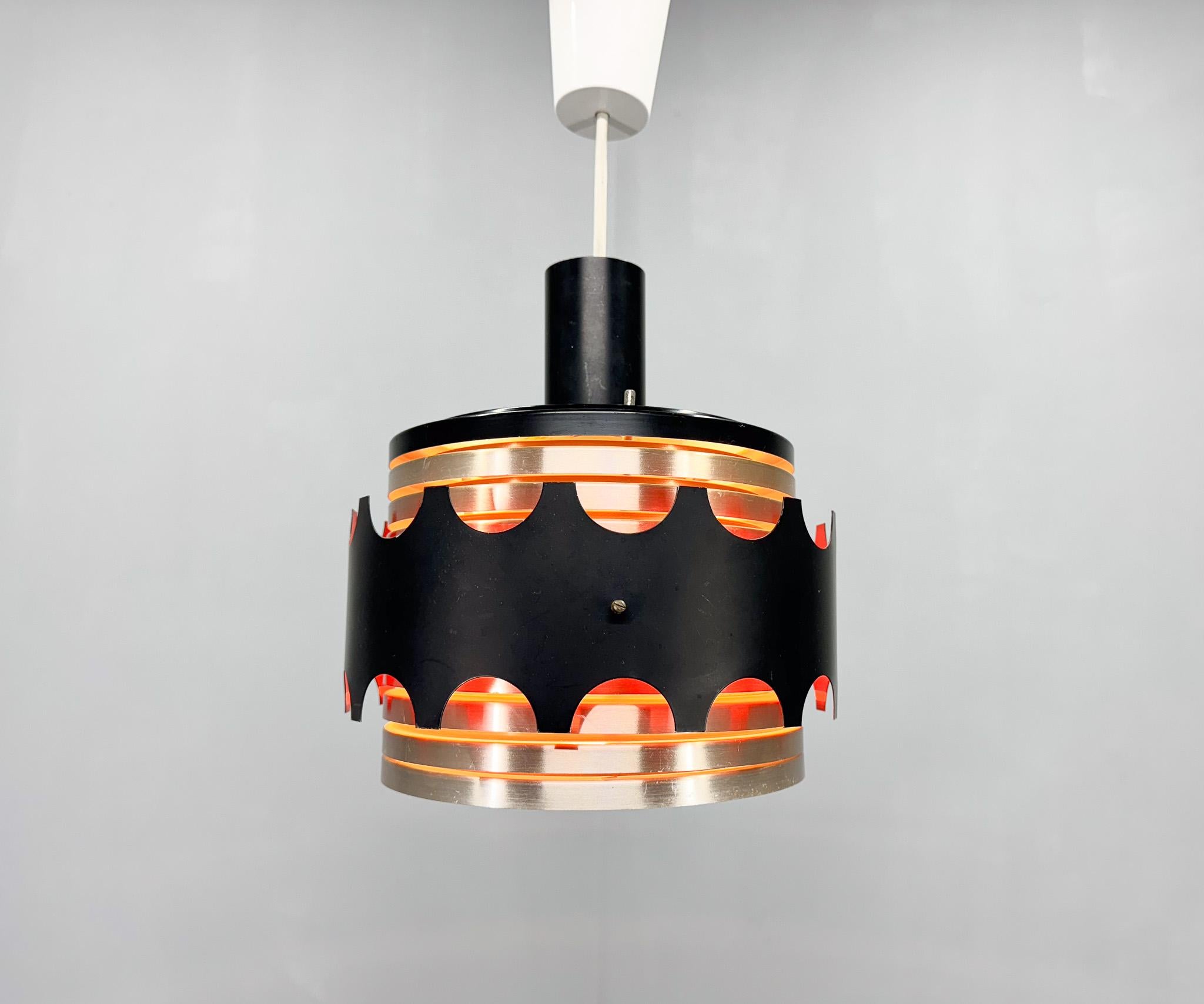 Petite lampe suspendue vintage fabriquée en Allemagne dans les années 1970. 
Recâblé.
Ampoule : 1 x E27 (E26). Compatible avec le câblage américain.