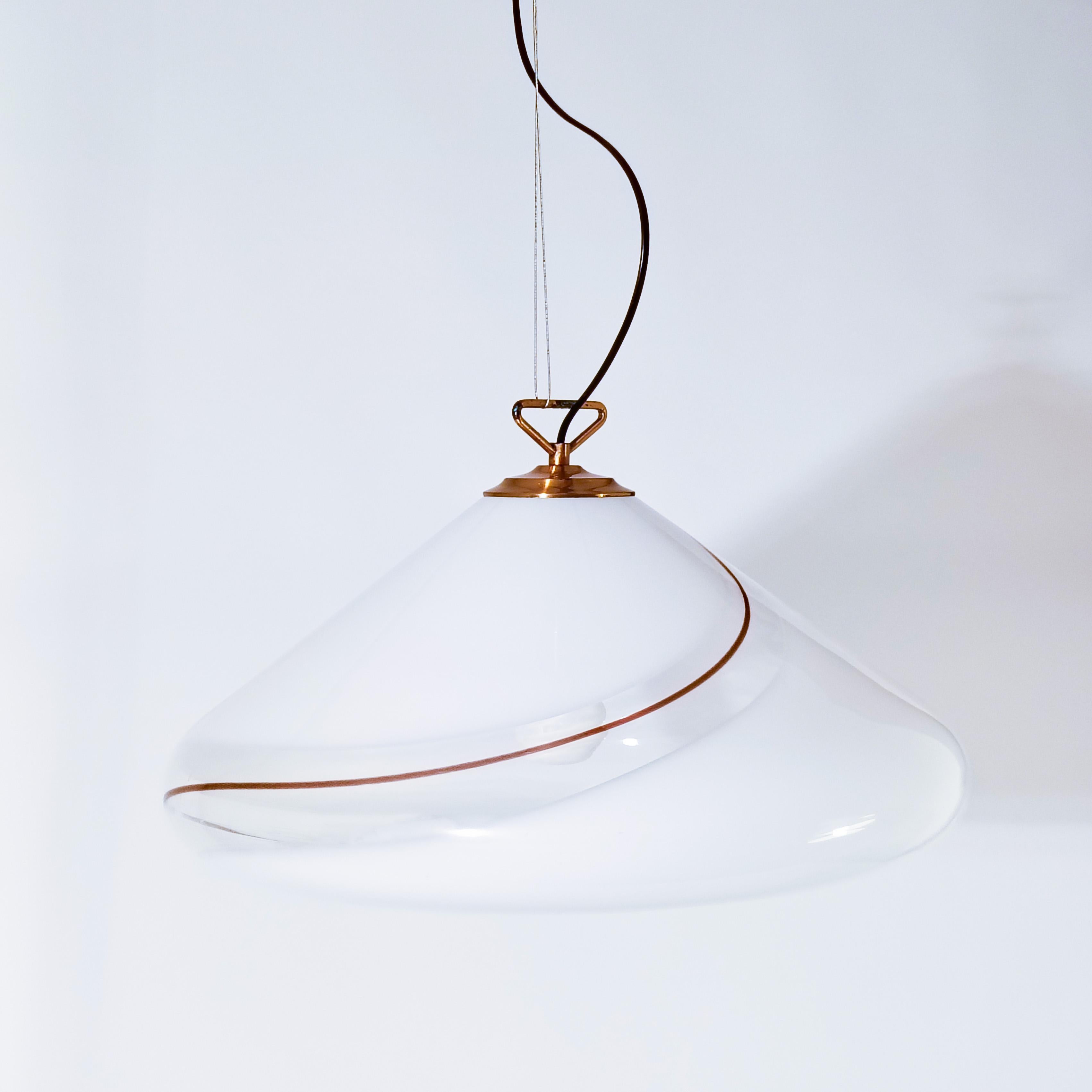 L'âge de l'espace. Énorme lampe suspendue en verre de Murano par iGuzzini, Italie, années 1970. Fabriqué entièrement à la main et à partir d'une seule pièce de verre de Murano. Ton blanc avec une bande elliptique en transparent et rouge foncé.