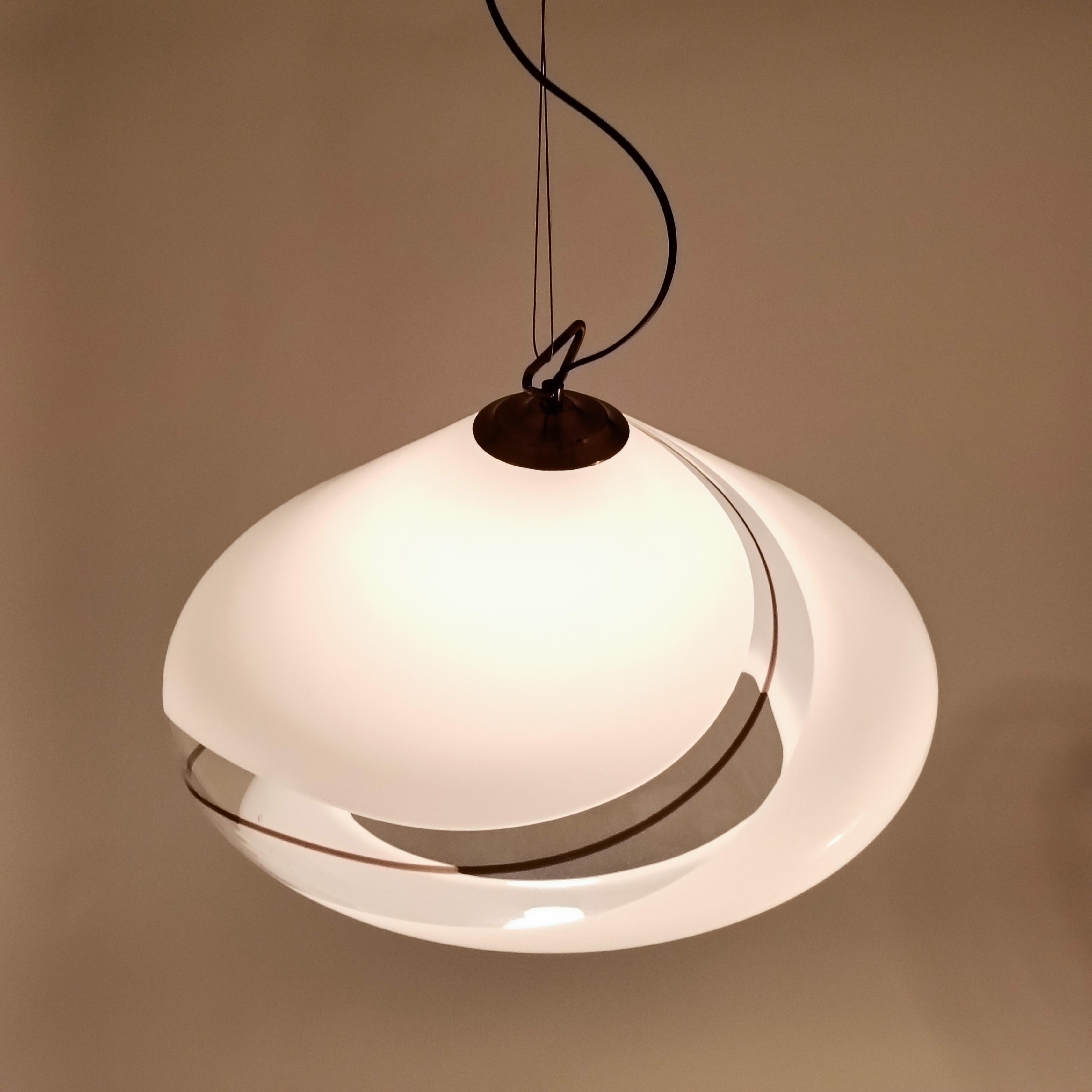Fin du 20e siècle L'âge de l'espace. Énorme lampe suspendue en verre de Murano par iGuzzini, Italie, années 1970 en vente