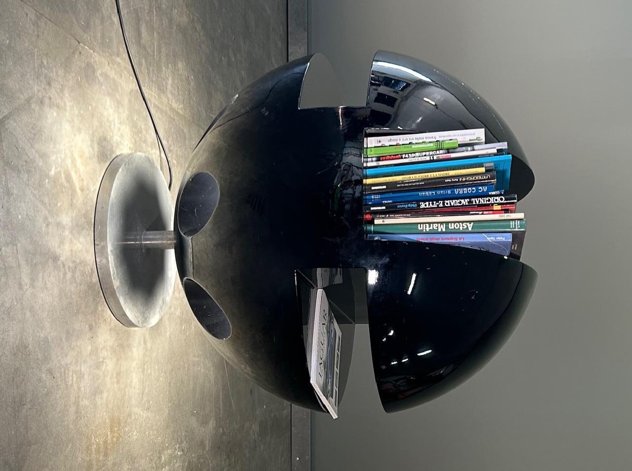 Space Age Illuminated bookcase attributed to Joe Colombo, Italy, 1970 In Good Condition For Sale In Padova, IT