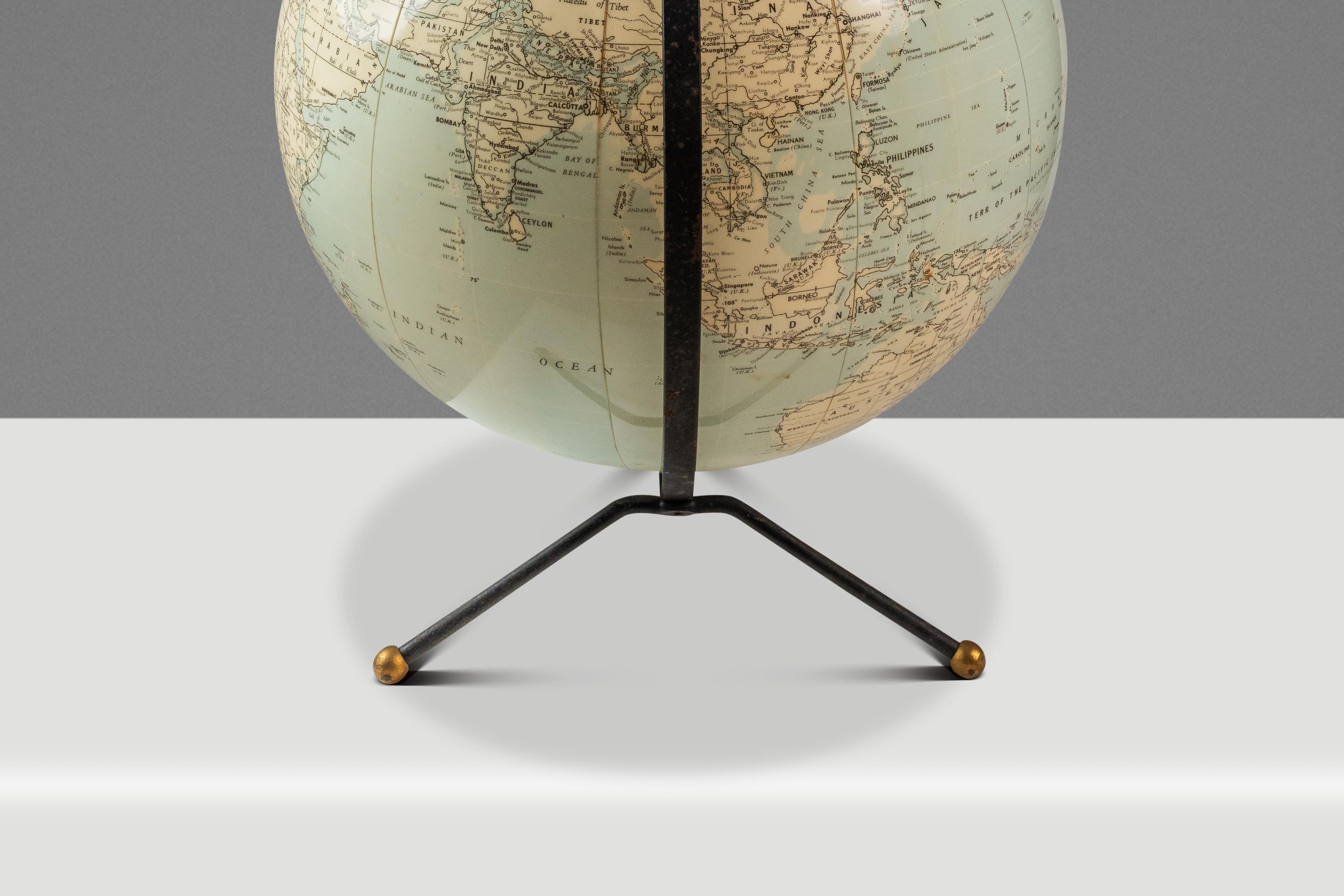 Globo terráqueo hinchable de sobremesa de la Era Espacial con soporte metálico, CS & Hammond & C, EE.UU., años 50 en venta 3