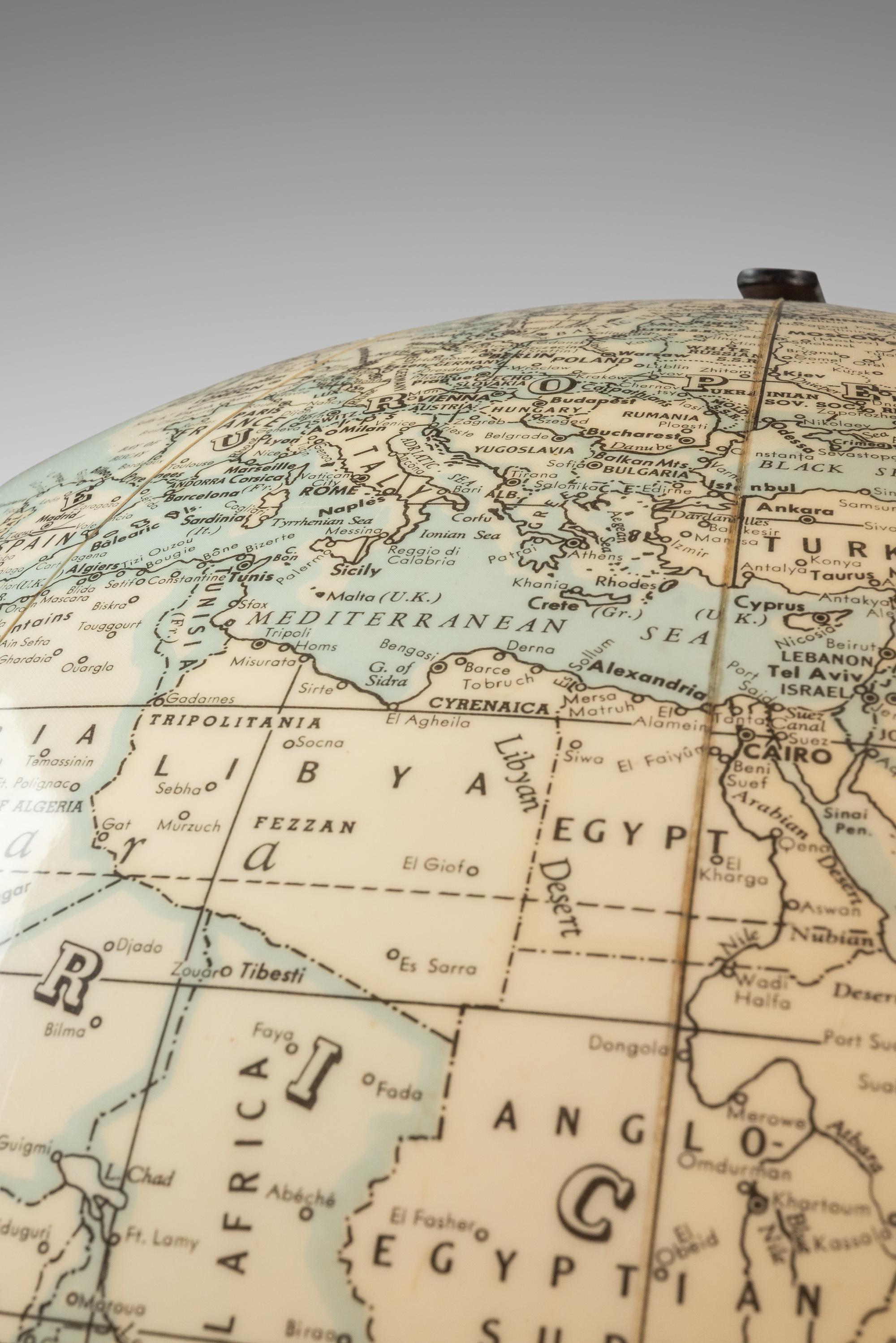 Globo terráqueo hinchable de sobremesa de la Era Espacial con soporte metálico, CS & Hammond & C, EE.UU., años 50 en venta 4