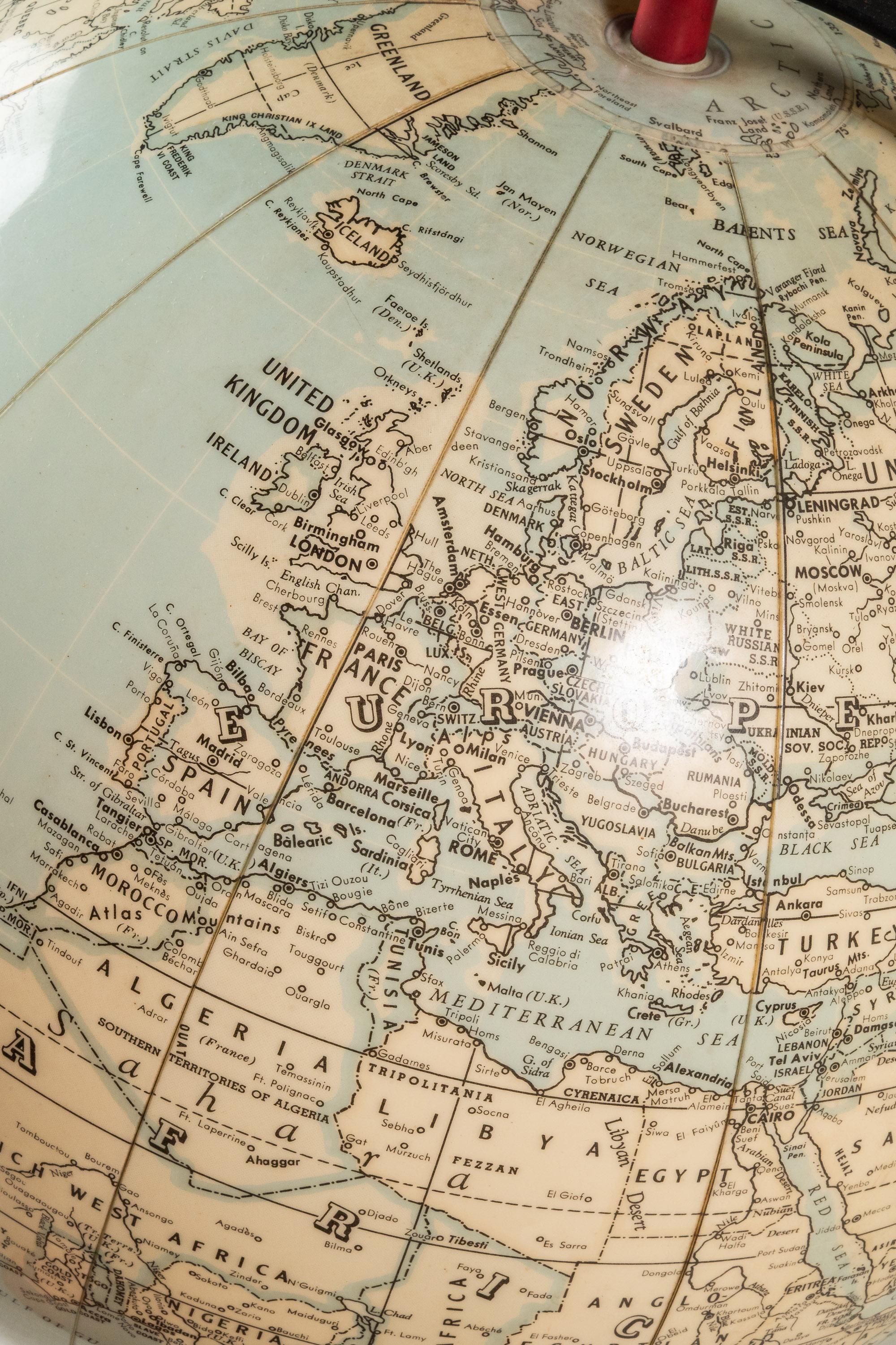 Globo terráqueo hinchable de sobremesa de la Era Espacial con soporte metálico, CS & Hammond & C, EE.UU., años 50 en venta 8