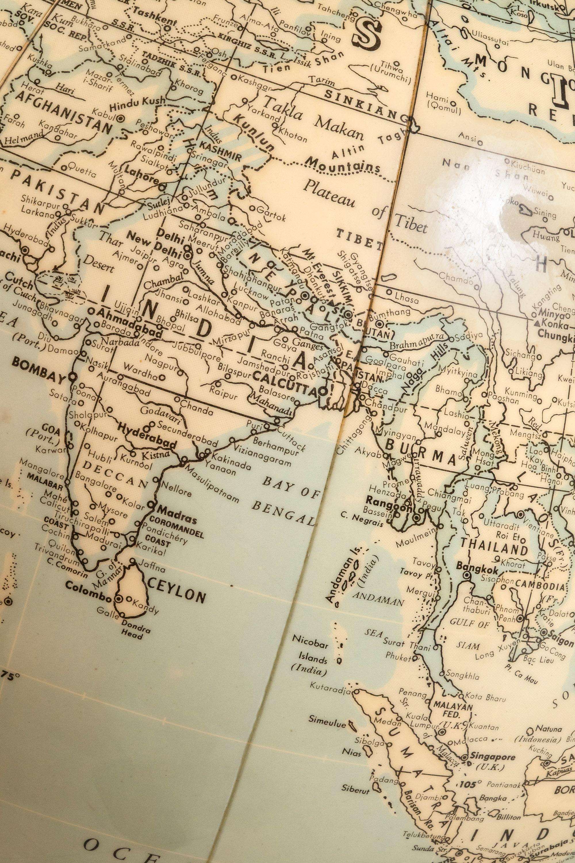 Globo terráqueo hinchable de sobremesa de la Era Espacial con soporte metálico, CS & Hammond & C, EE.UU., años 50 en venta 9