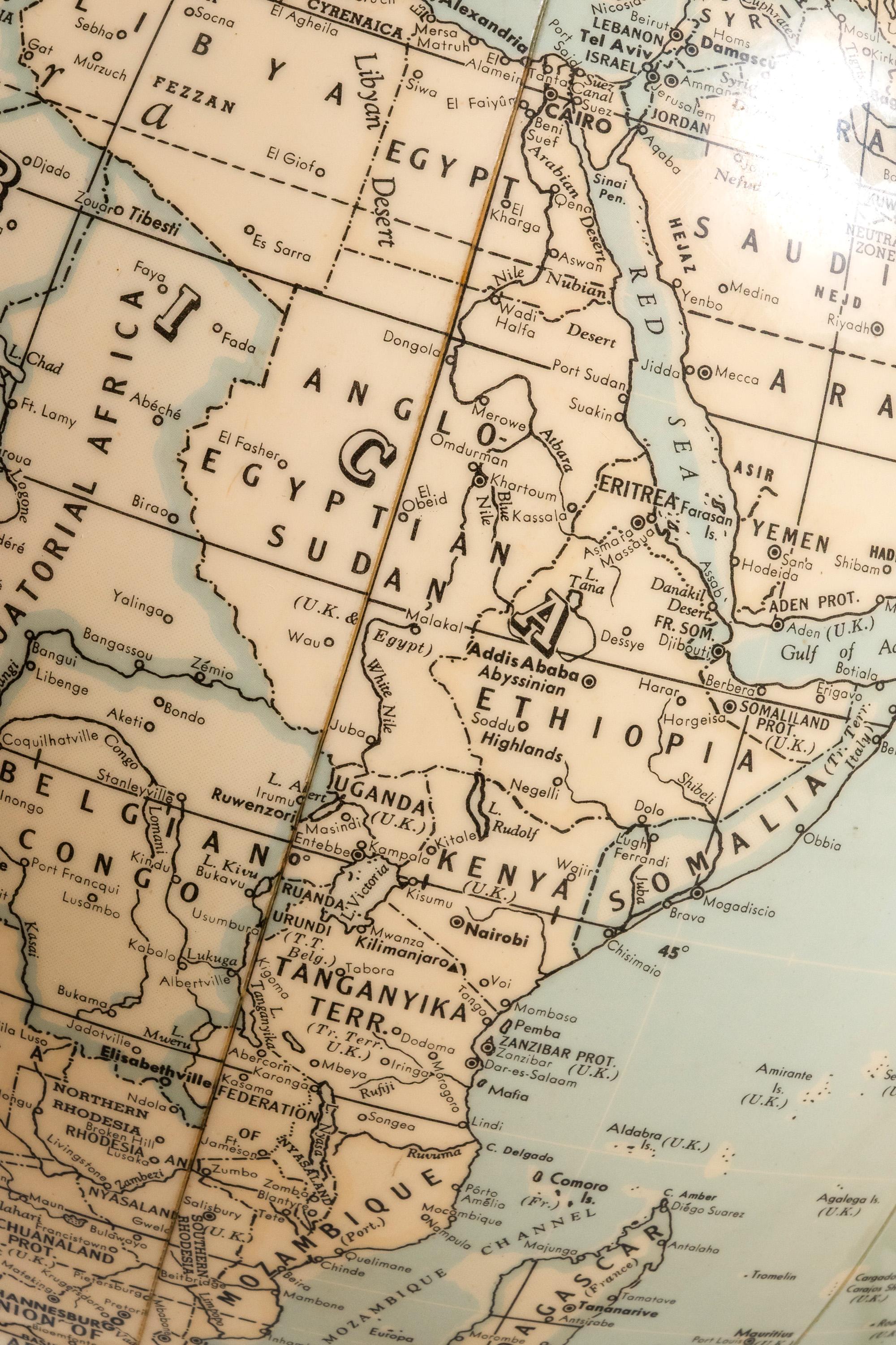 Globo terráqueo hinchable de sobremesa de la Era Espacial con soporte metálico, CS & Hammond & C, EE.UU., años 50 en venta 10