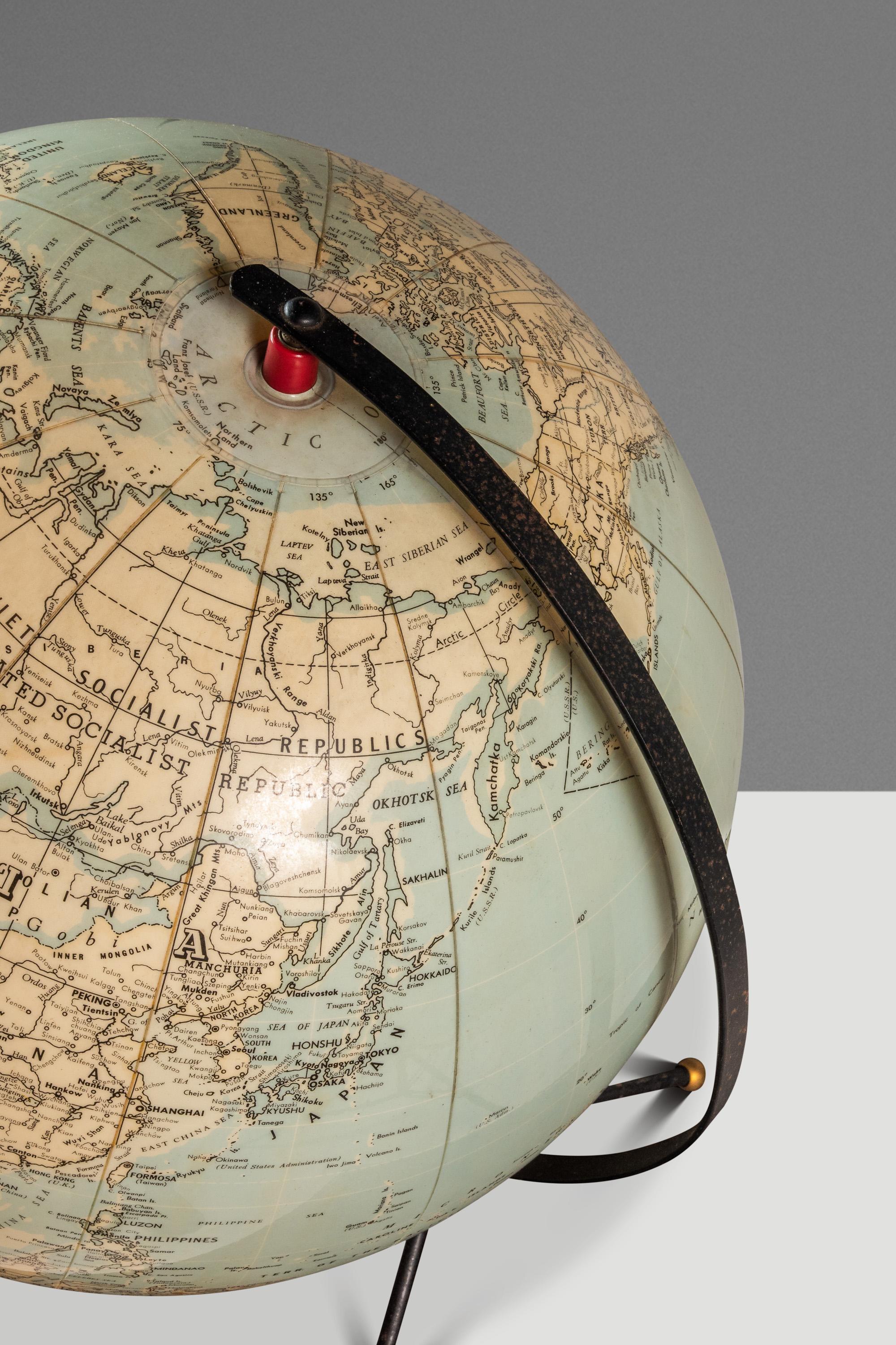 Globo terráqueo hinchable de sobremesa de la Era Espacial con soporte metálico, CS & Hammond & C, EE.UU., años 50 en venta 11