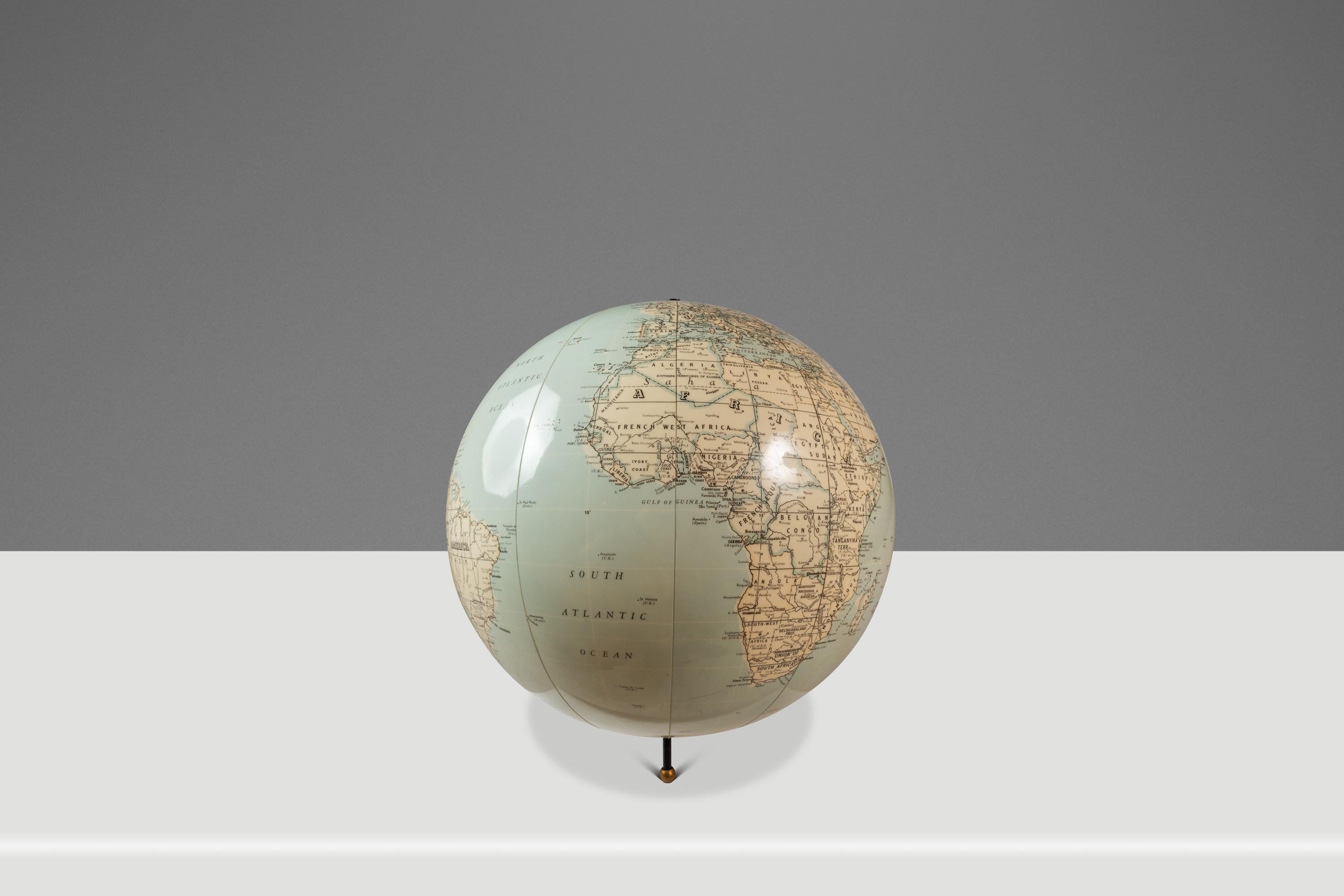 ¡Atención coleccionistas! Te presentamos un globo terráqueo de sobremesa de casi 75 años de antigüedad en estado 100% original y vintage. Con un soporte metálico de la era espacial con pies geométricos, este globo terráqueo muestra el mundo tal y