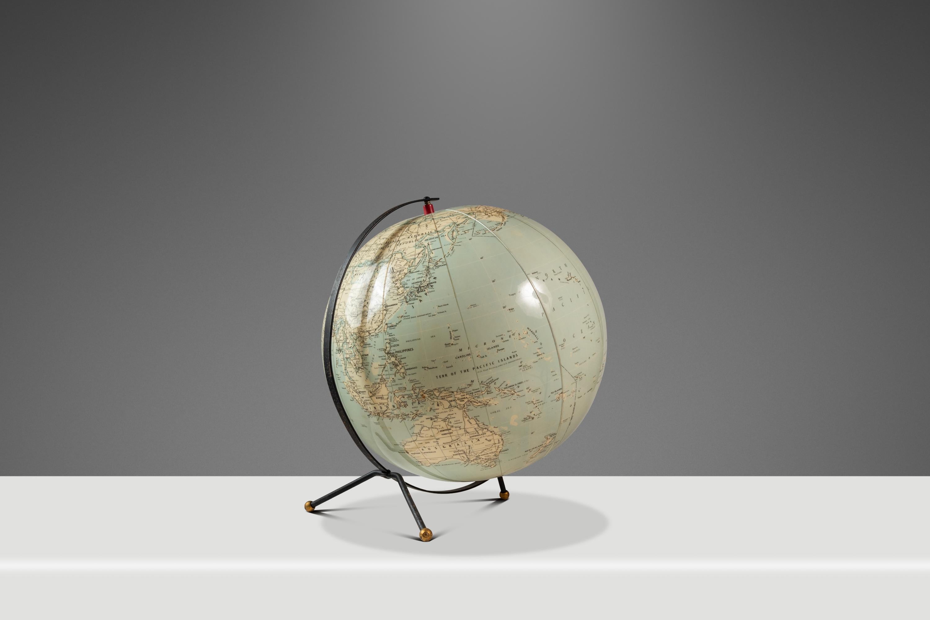 Globo terráqueo hinchable de sobremesa de la Era Espacial con soporte metálico, CS & Hammond & C, EE.UU., años 50 Moderno de mediados de siglo en venta