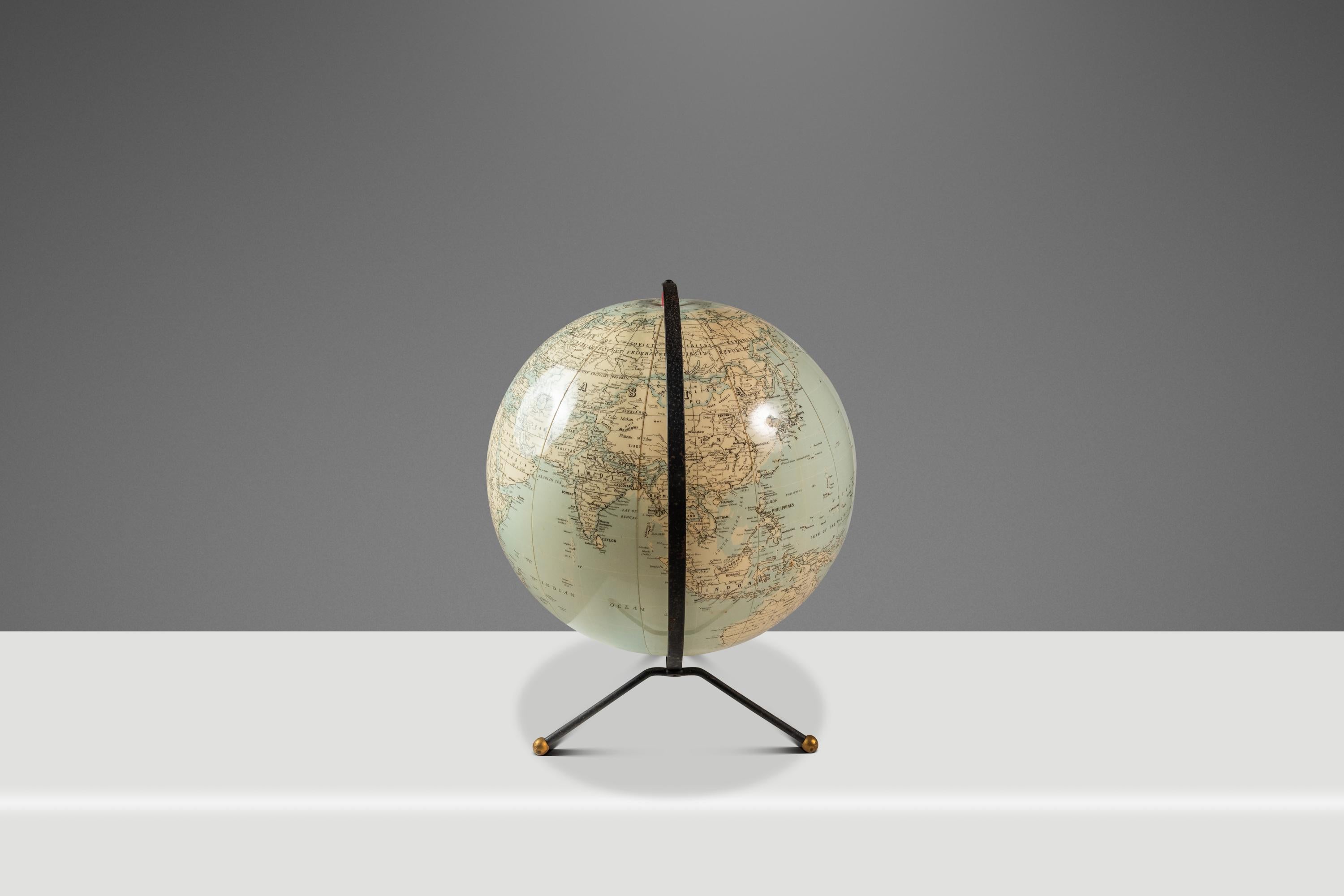 Globo terráqueo hinchable de sobremesa de la Era Espacial con soporte metálico, CS & Hammond & C, EE.UU., años 50 Estadounidense en venta