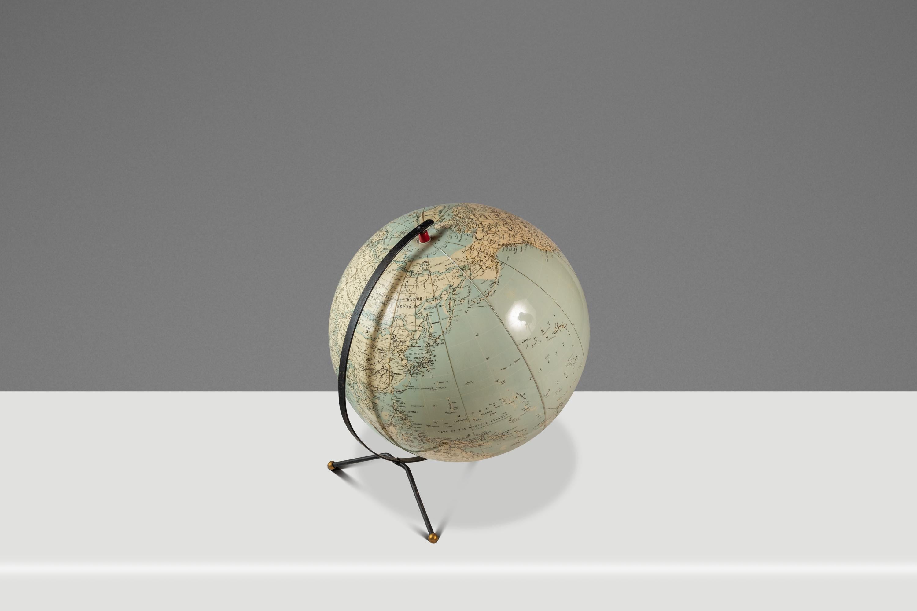 Globo terráqueo hinchable de sobremesa de la Era Espacial con soporte metálico, CS & Hammond & C, EE.UU., años 50 en Bueno estado para la venta en Deland, FL