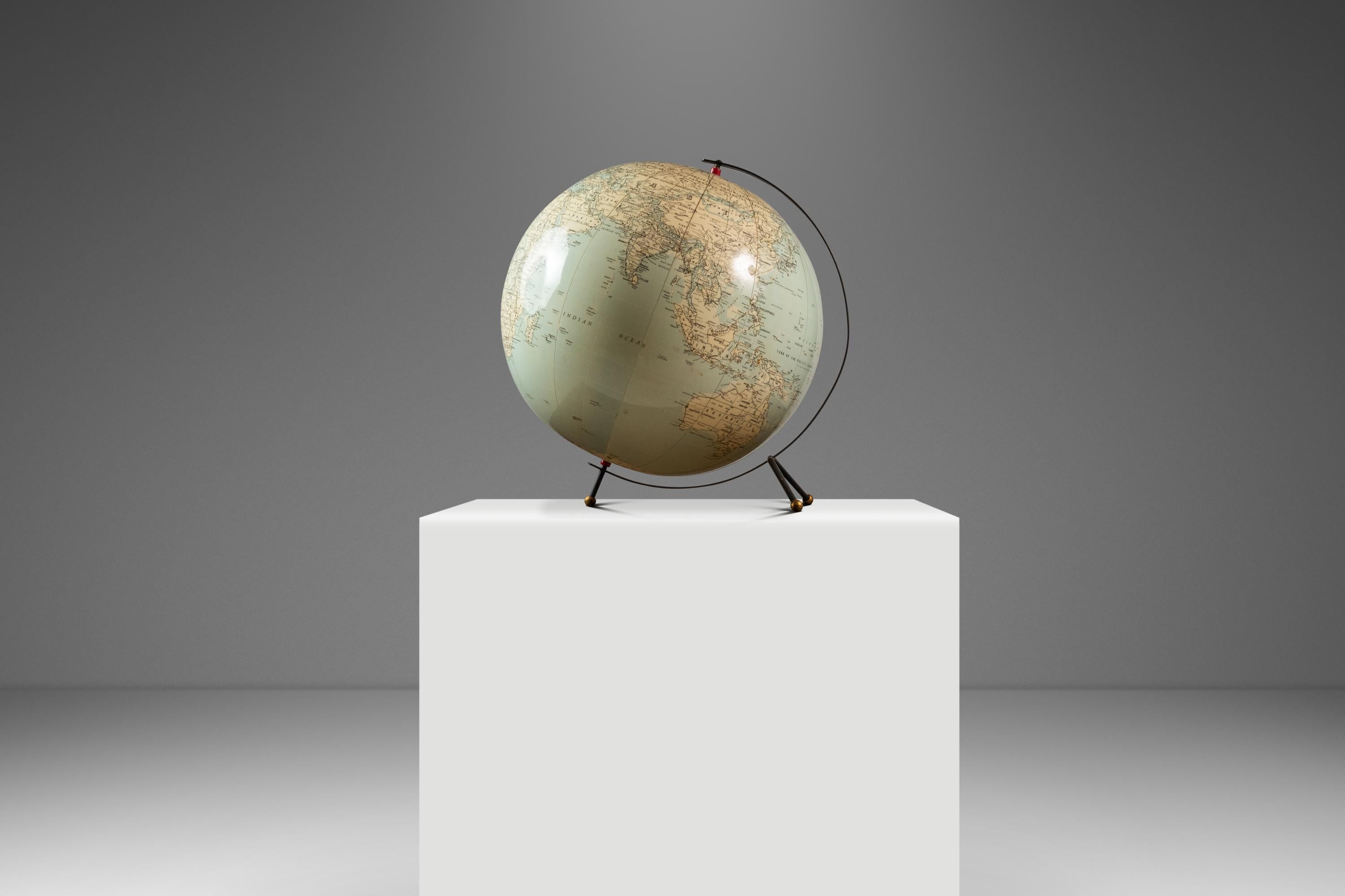 Globo terráqueo hinchable de sobremesa de la Era Espacial con soporte metálico, CS & Hammond & C, EE.UU., años 50 Metal en venta