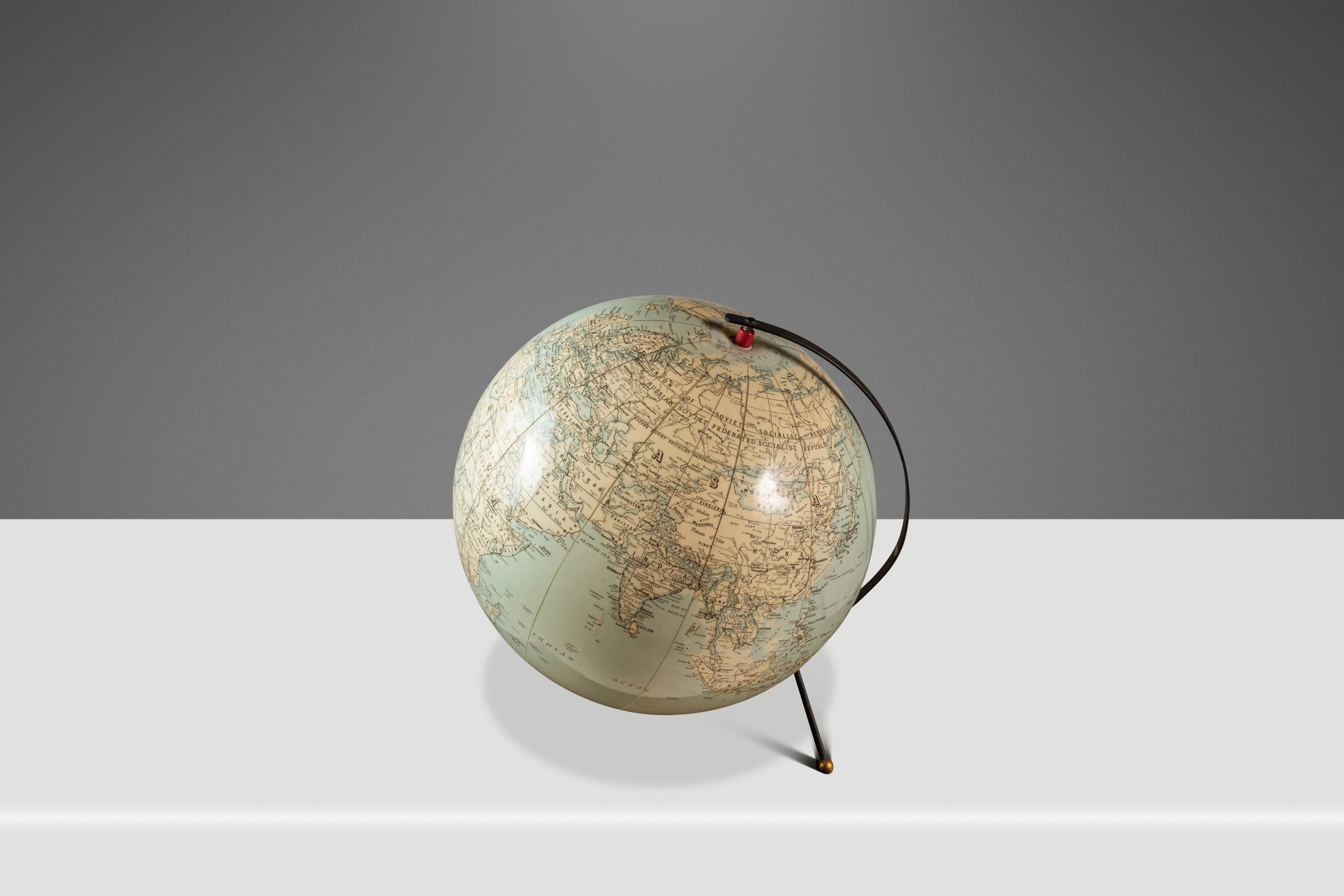 Globo terráqueo hinchable de sobremesa de la Era Espacial con soporte metálico, CS & Hammond & C, EE.UU., años 50 en venta 1