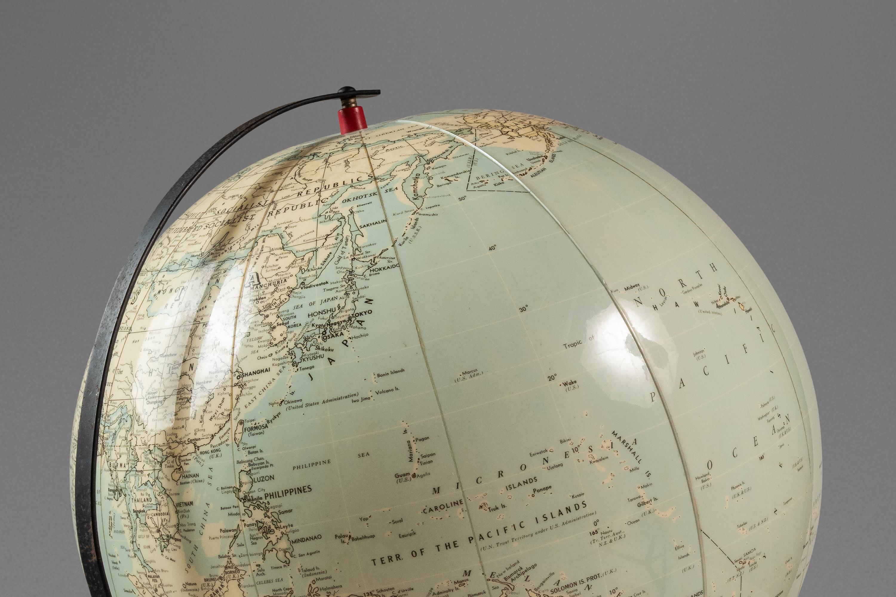 Globo terráqueo hinchable de sobremesa de la Era Espacial con soporte metálico, CS & Hammond & C, EE.UU., años 50 en venta 2