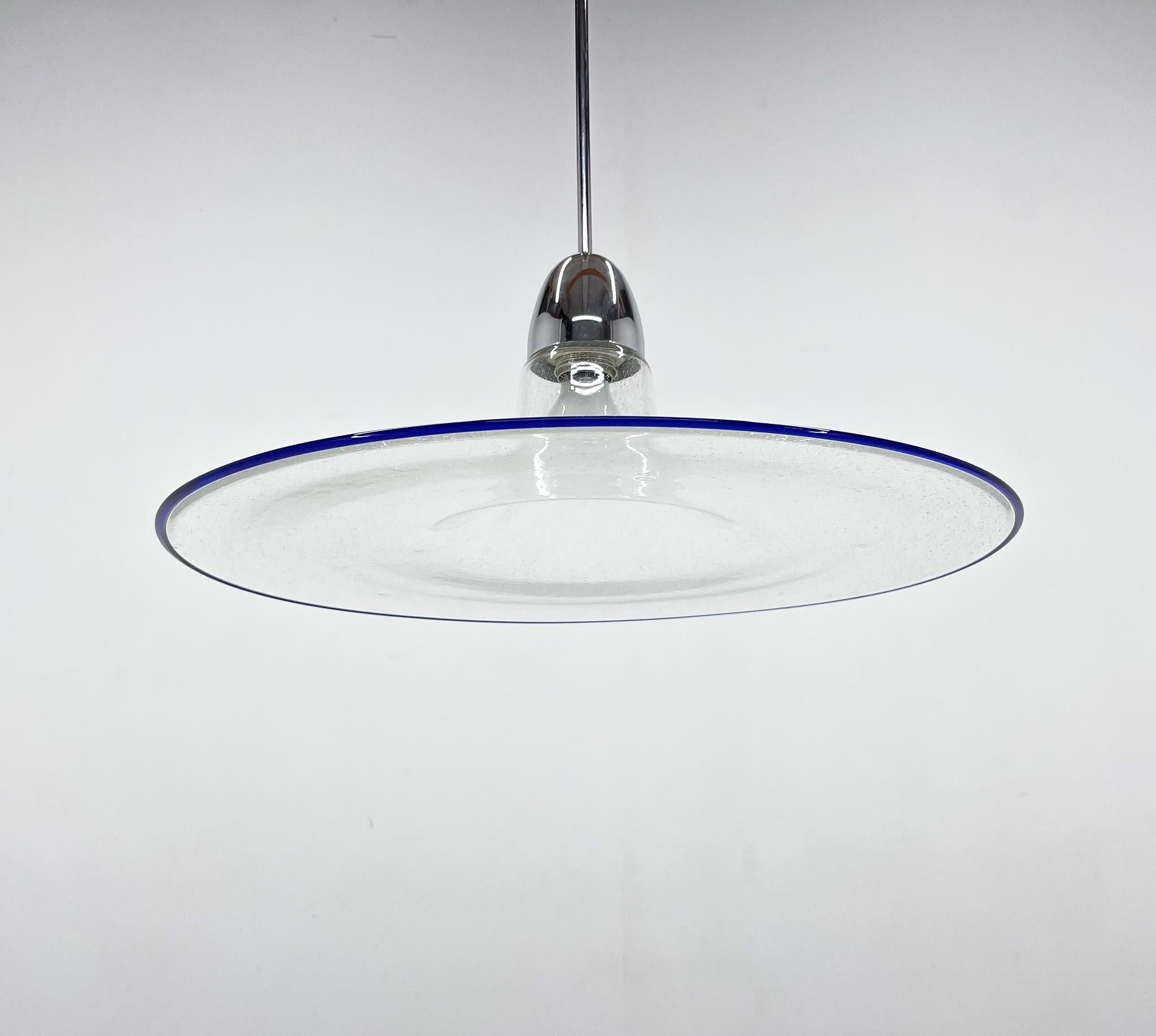 Lampe à suspension italienne de l'ère spatiale en verre bullé et chrome, années 1970 en vente 1