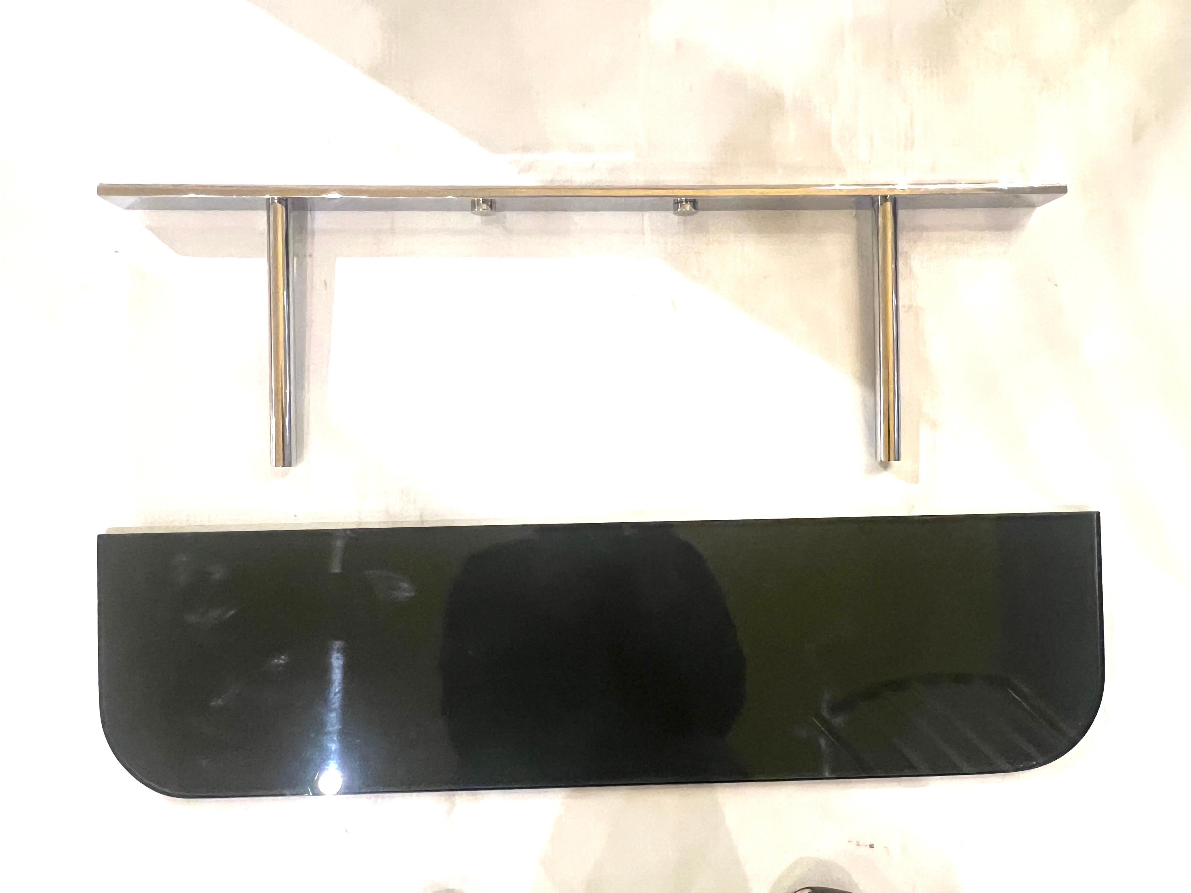 Paar italienische Wandregale aus verchromtem Stahl und Rauchglas aus dem Space Age-Zeitalter im Angebot 2
