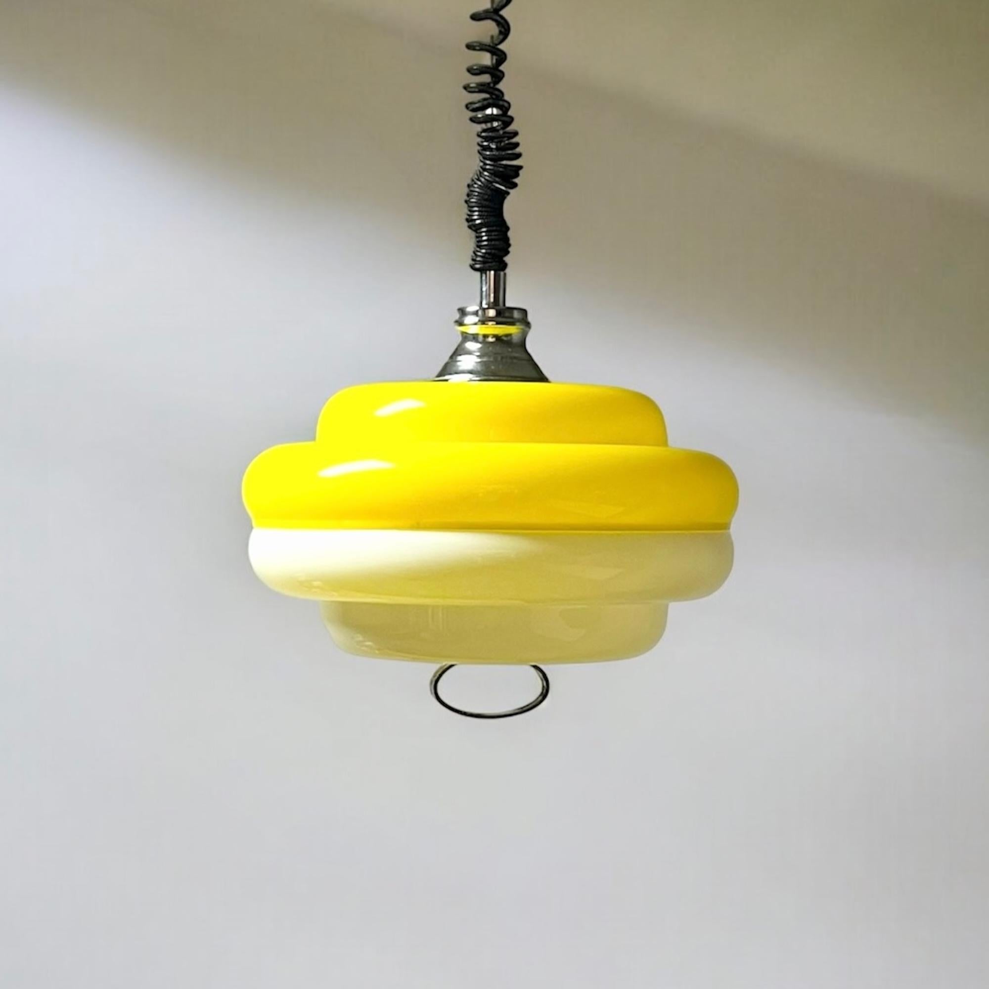 Lampe suspendue italienne de l'ère spatiale en acrylique jaune et blanc vintage des années 1960 en vente 4