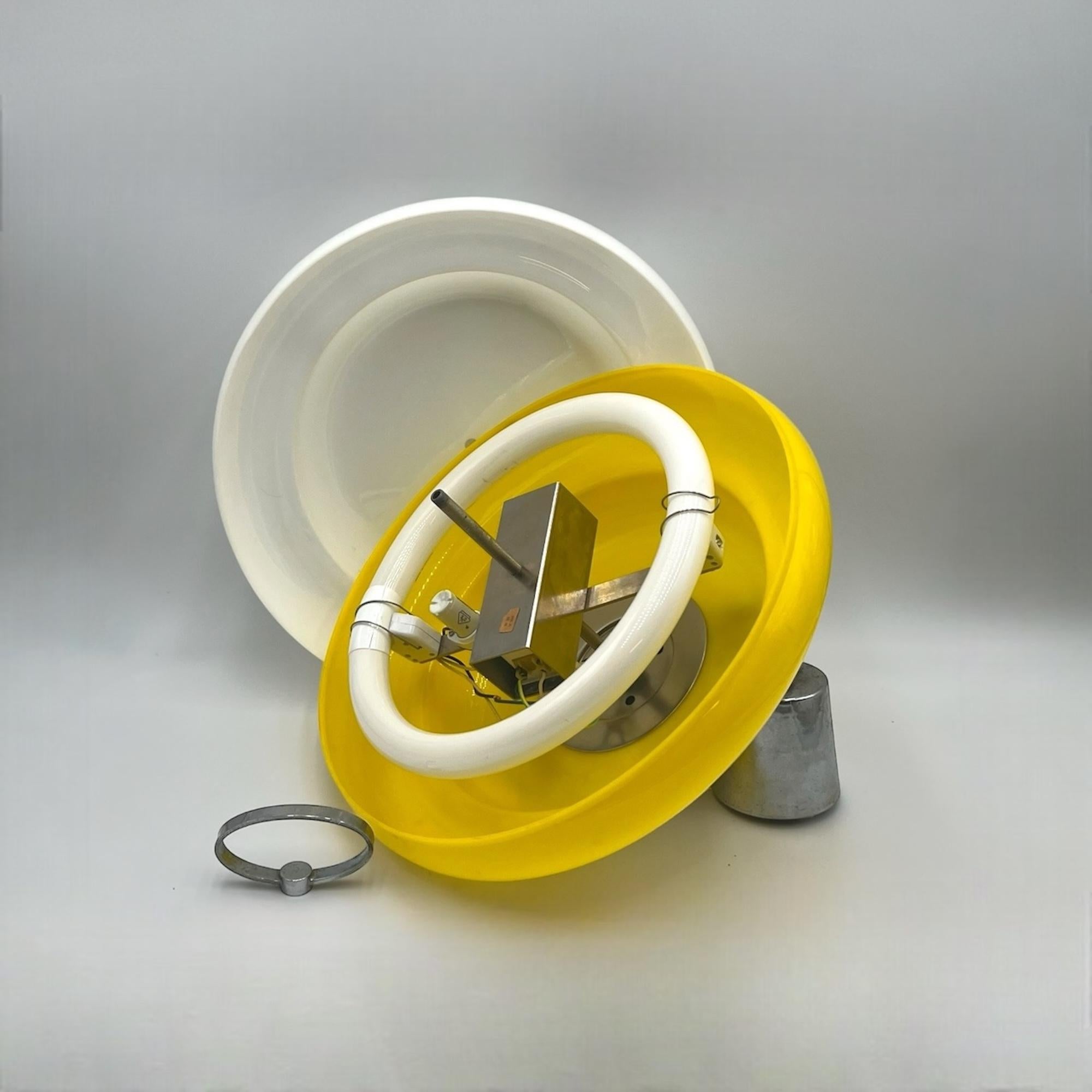 Lampe suspendue italienne de l'ère spatiale en acrylique jaune et blanc vintage des années 1960 Bon état - En vente à San Benedetto Del Tronto, IT