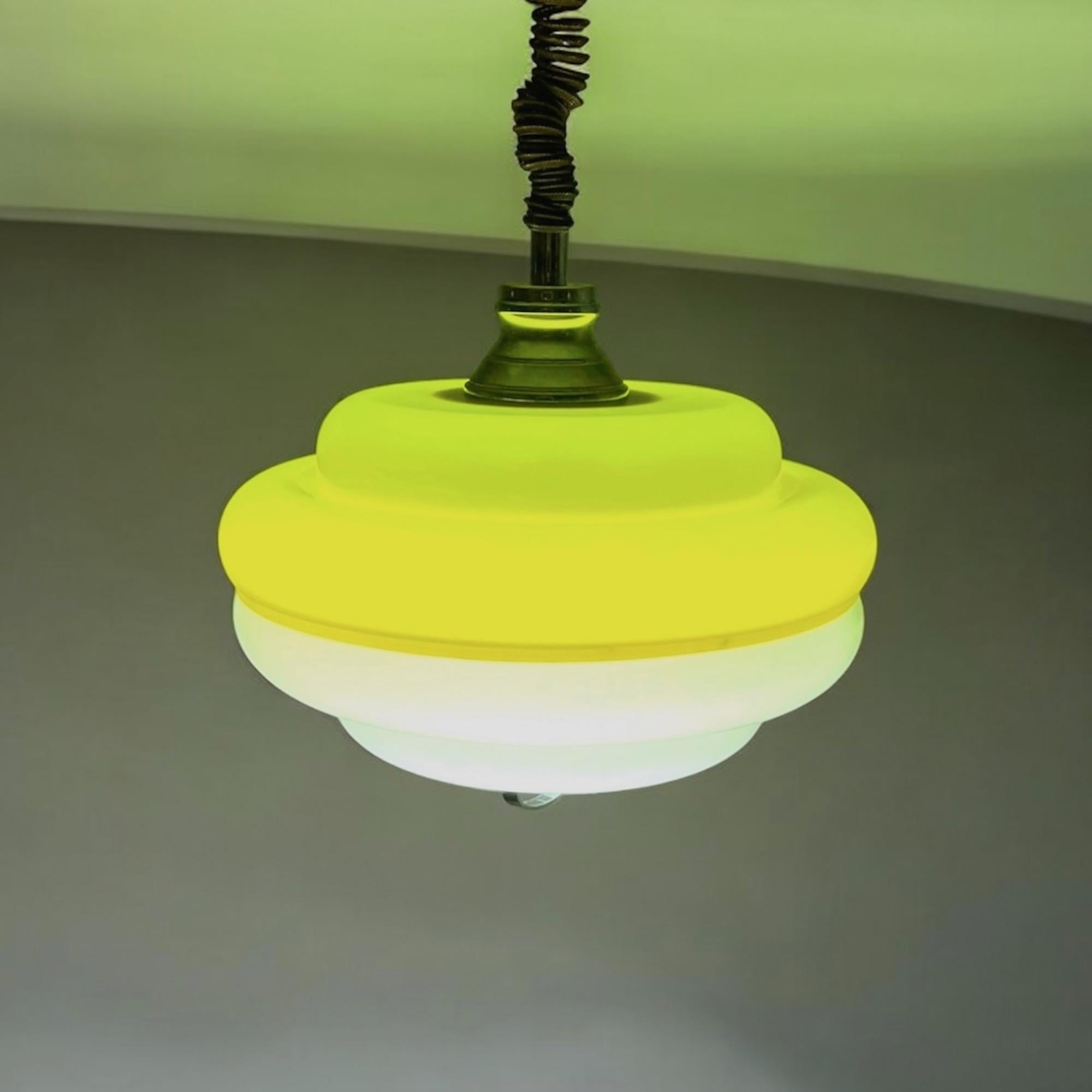 Lampe suspendue italienne de l'ère spatiale en acrylique jaune et blanc vintage des années 1960 en vente 3