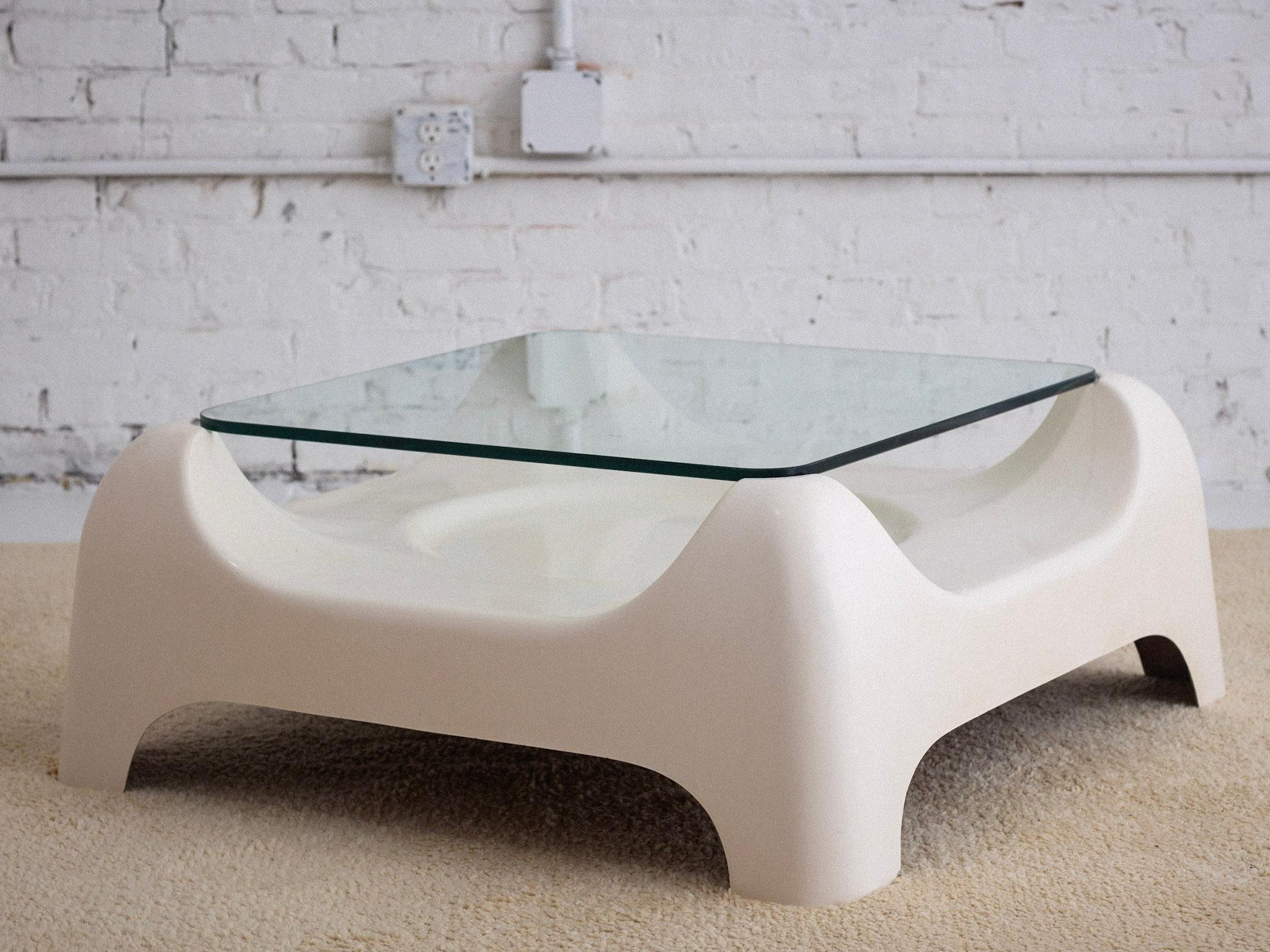 Space Age Italian Fiberglass Coffee Table In Good Condition For Sale In Brooklyn, NY