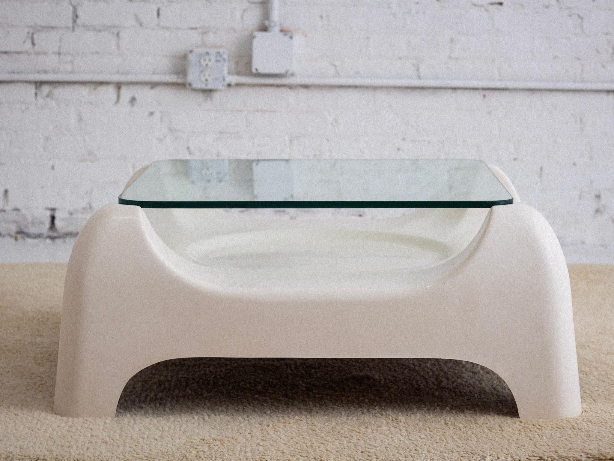 20th Century Space Age Italian Fiberglass Coffee Table For Sale