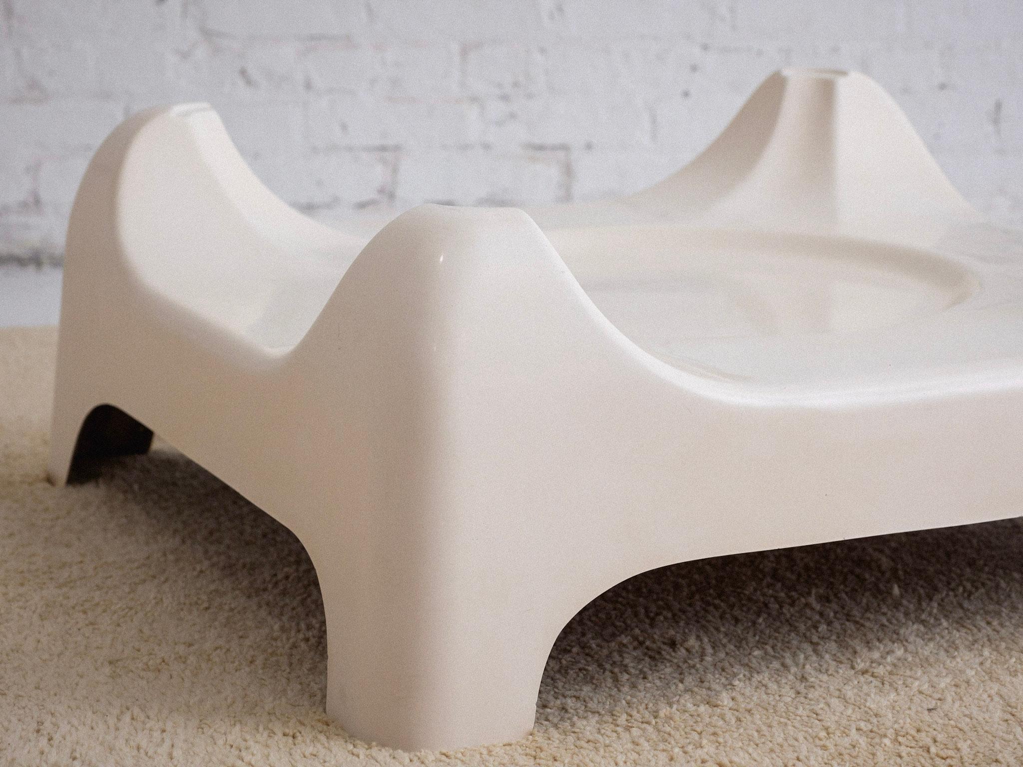 Space Age Italian Fiberglass Coffee Table For Sale 2