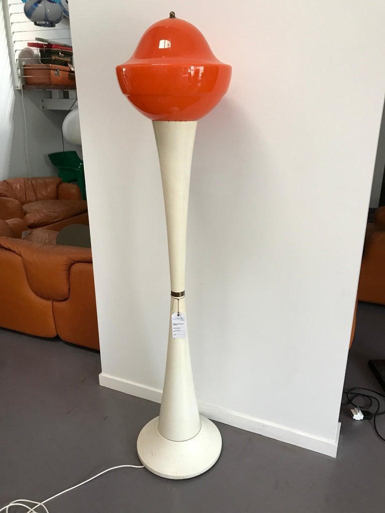 Laiton Lampadaire italien de l'ère spatiale en verre de Murano orange et bois, 1970 en vente