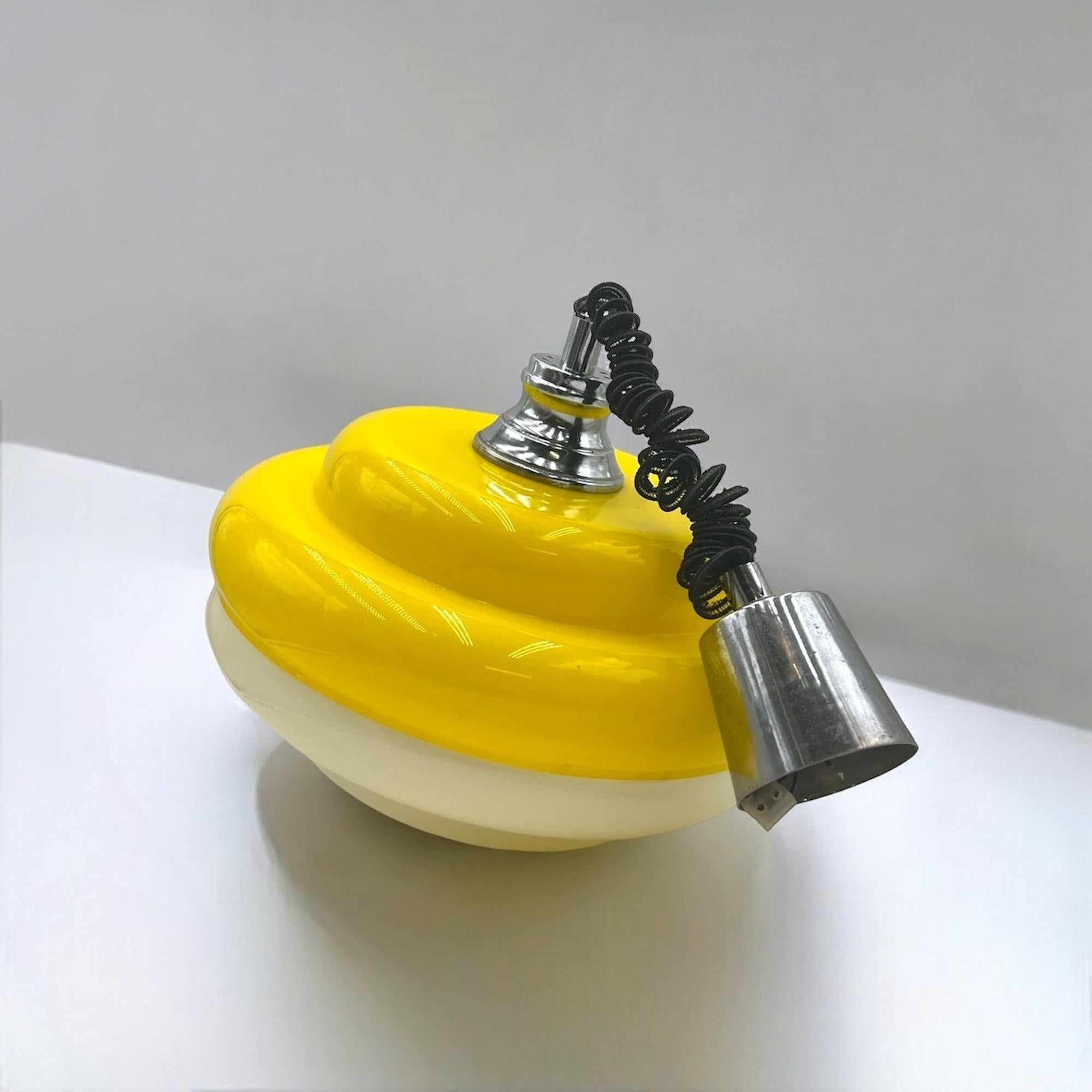 Space Age Italian Hanging Lamp in Yellow and White Acrylic, 1960s In Good Condition In San Benedetto Del Tronto, IT