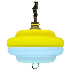 Lampe suspendue italienne de l'ère spatiale en acrylique jaune et blanc, années 1960